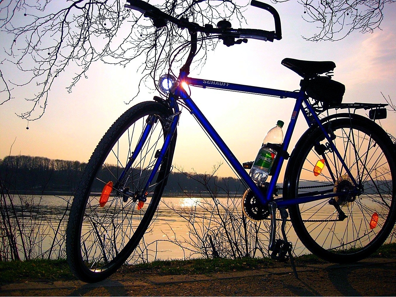 Das Fahrrad steht bei Sonnenuntergang am See. Der Sommer scheint kein Ende zu nehmen...