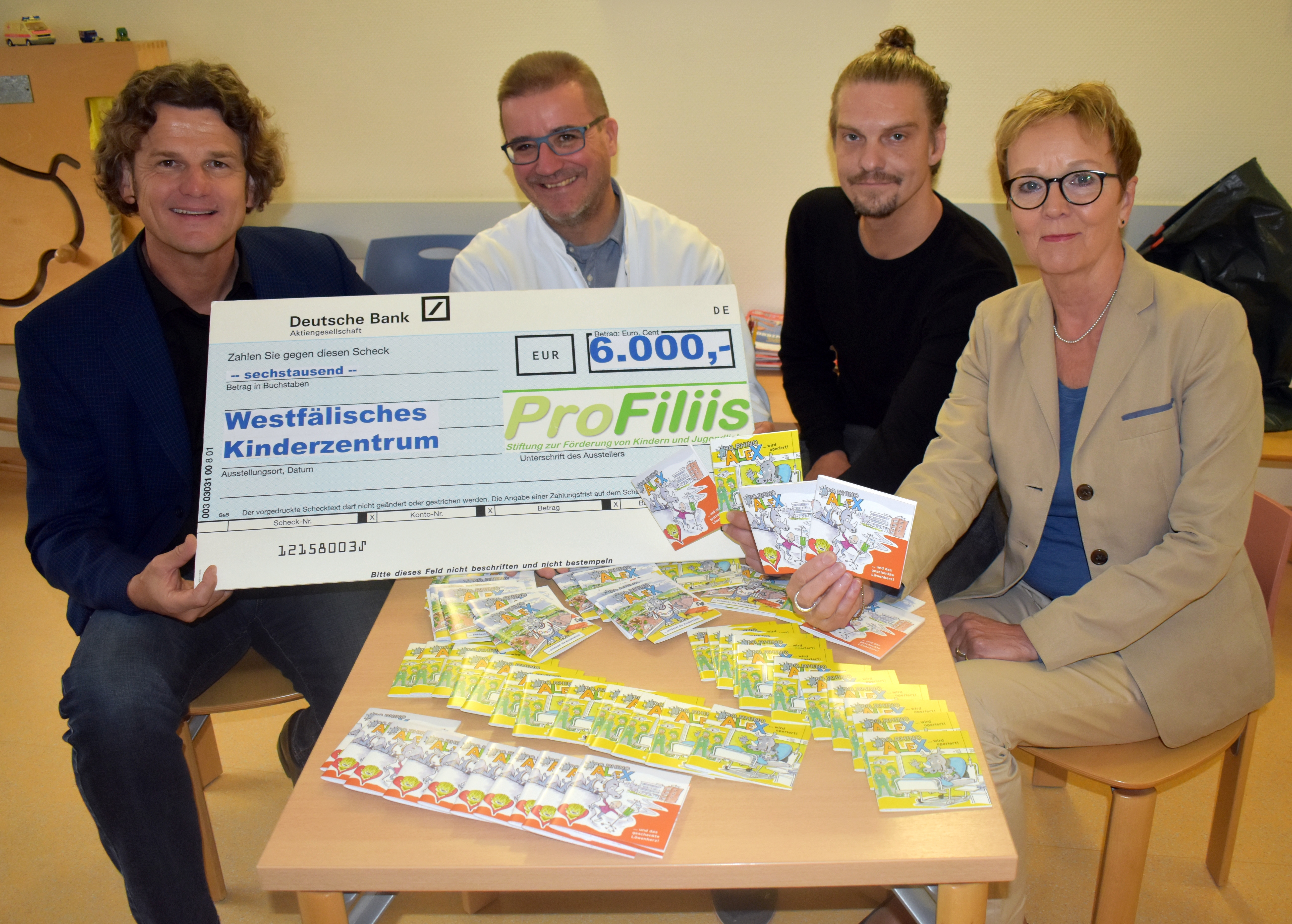 Wollen Kindern mit dem neuen Buch die Angst vorm Krankenhaus nehmen: Thomas Schieferstein (Vorstand Pro Filiis), Prof. Dominik Schneider (Direktor des
Westfälischen Kinderzentrums), Jannis Freund (Leiter Spieltherapie) und Barbara Drewes vom Fundraising des Klinikum Dortmund.