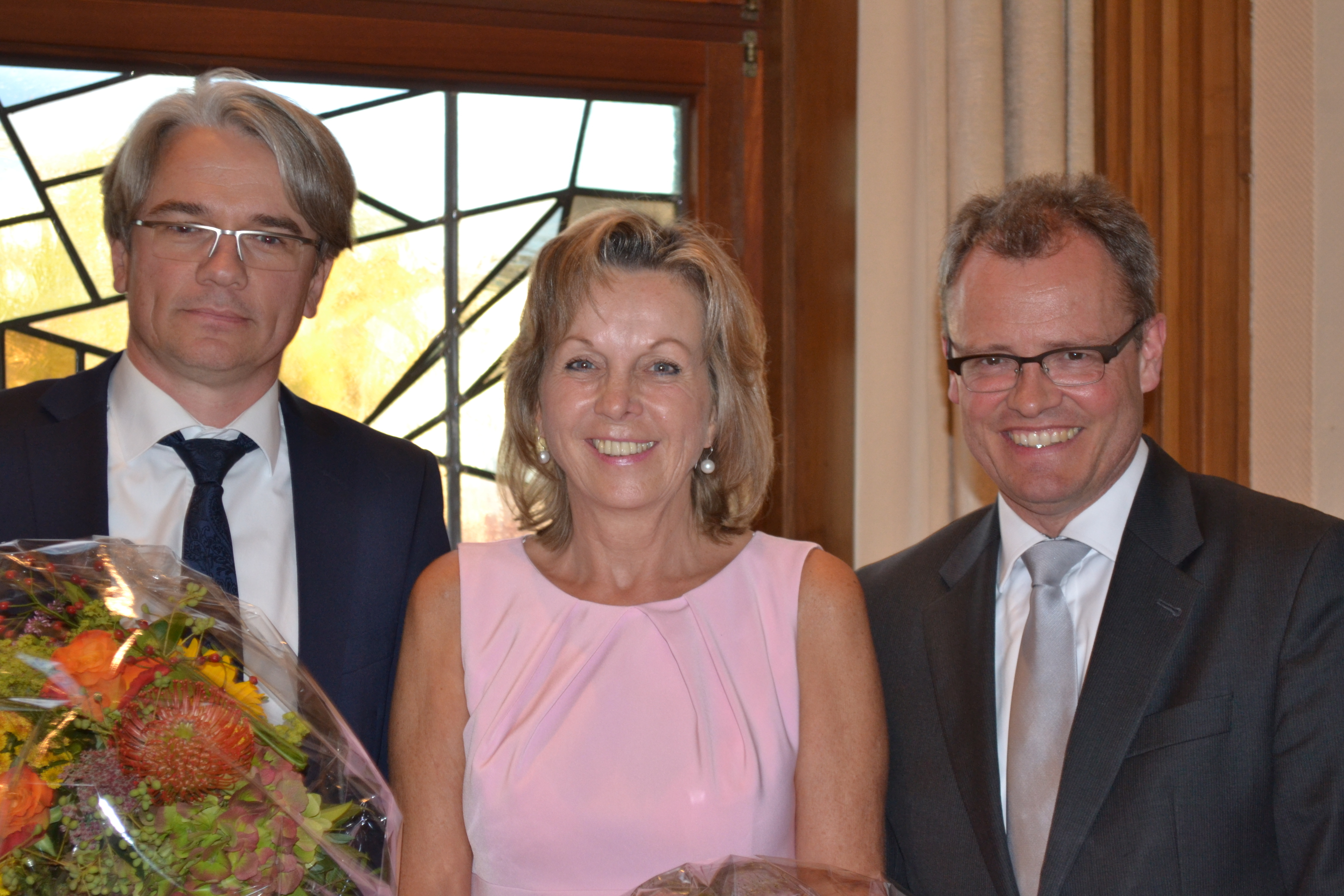 Der Stadtrat hat die Erste Beigeordnete Christa Jahnke-Horstmann sowie den Beigeordneten und Kämmerer Dr. Thomas Palotz mit Mehrheit wiedergewählt. Beide versprachen, sich auch in Zukunft für das Wohl der Stadt und ihrer Bürger zu engagieren.