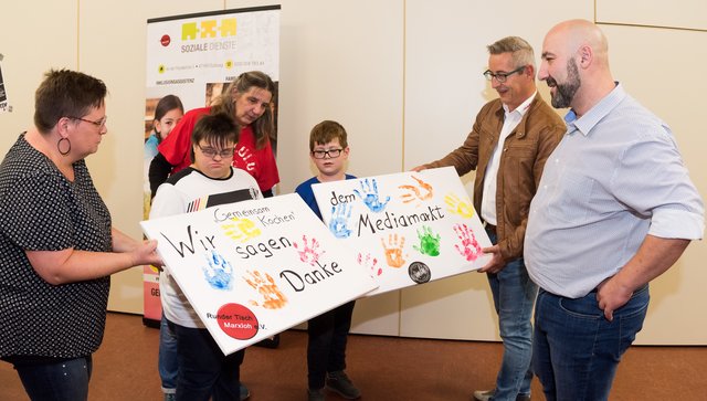 Jasmin und Jakub bedanken sich im Namen der Küchenküken mit selbstgemalten Bildern. Dabei assistieren Gruppenleiterin Sandra Cremers (l.) und Gruppenleiterin Christiane Robrecht. | Foto: Frank Preuß