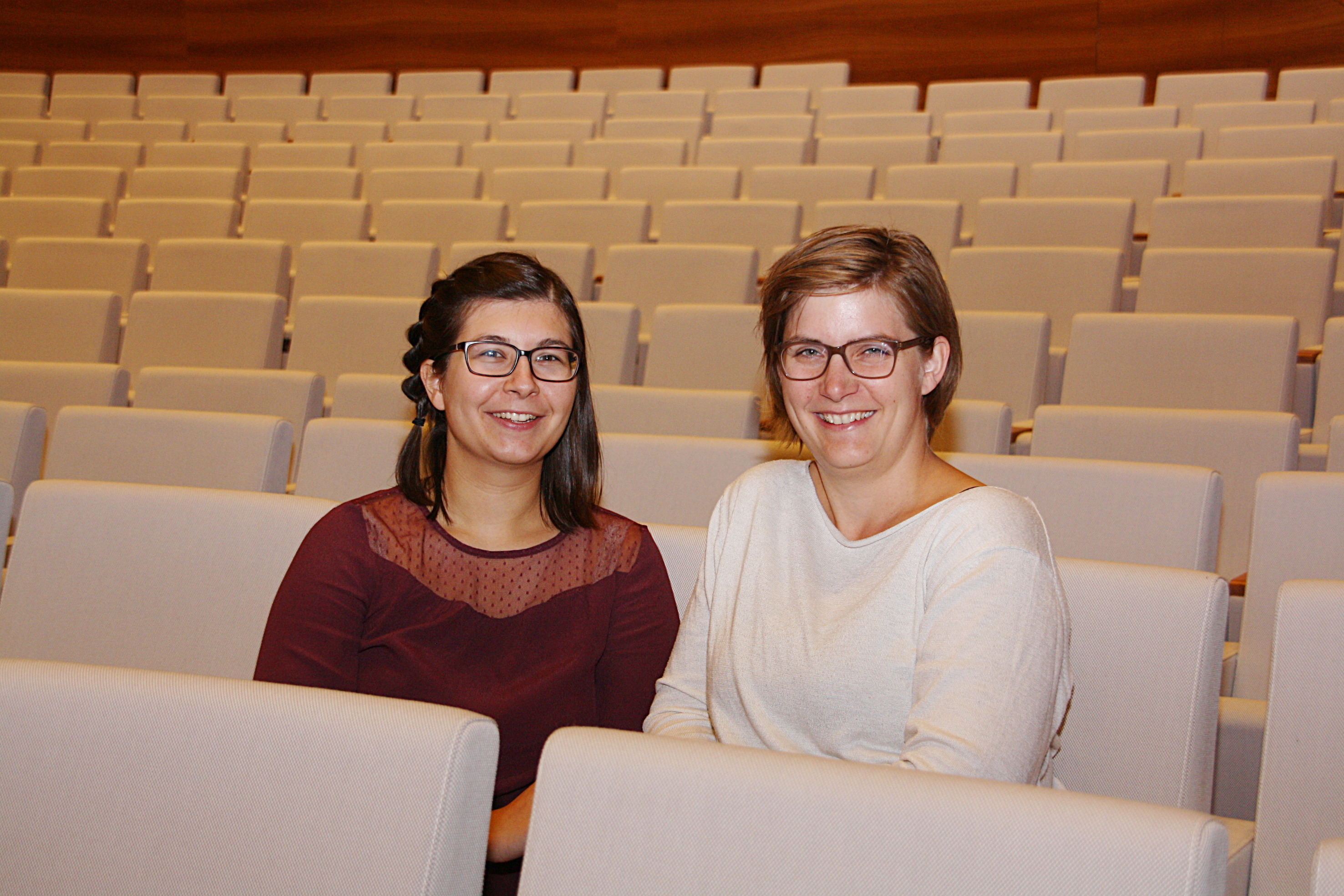 Die Musikvermittlerinnen Katharina Boll (l.) und Theresa Denhoff möchten Menschen für klassische Musik begeistern.