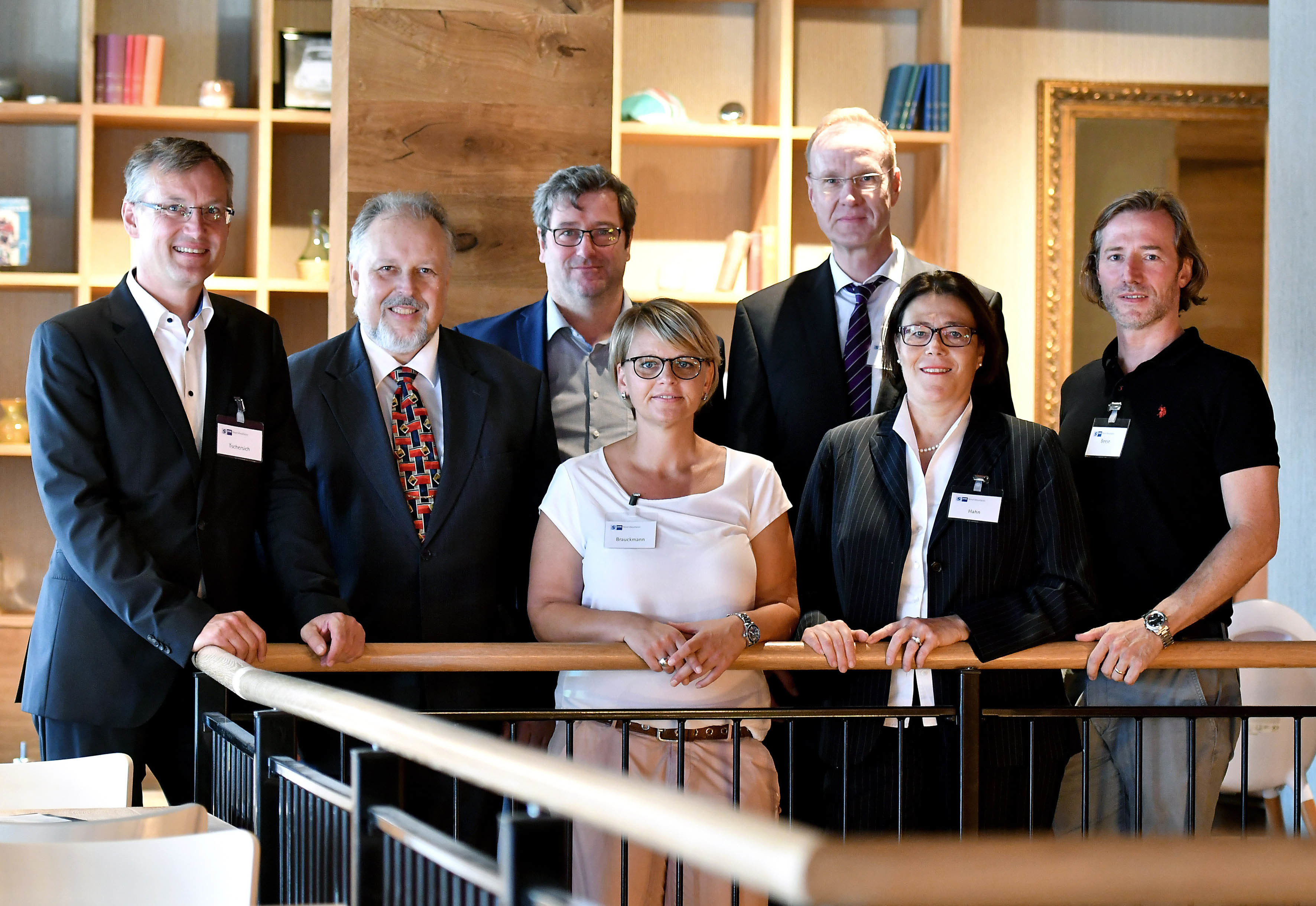 Sprachen über die Entwicklung der Altstadt in Recklinghausen (v.l.): Axel Tschersich (Stadt Recklinghausen), IHK-Vizepräsident Prof. Dr. Sick, Michael Martin (AIP-Unternehmensgruppe), Diana Brauckmann (Suberg's Gastro GmbH & Co. KG) , Markus Lübbering (IHK), Iris Hahn (AIP-Unternehmensgruppe), Stefan Beese (EMZ Elektromaschinenzentrale GmbH).