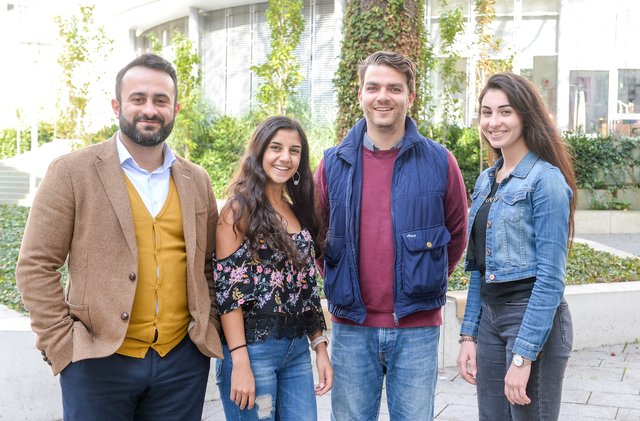 Über den Förderpreis freuen sich die "Ruhrorter" - von links: Adem Köstereli, Raghad Al-Khatib, Wanja van Suntum und Elisar Issa.