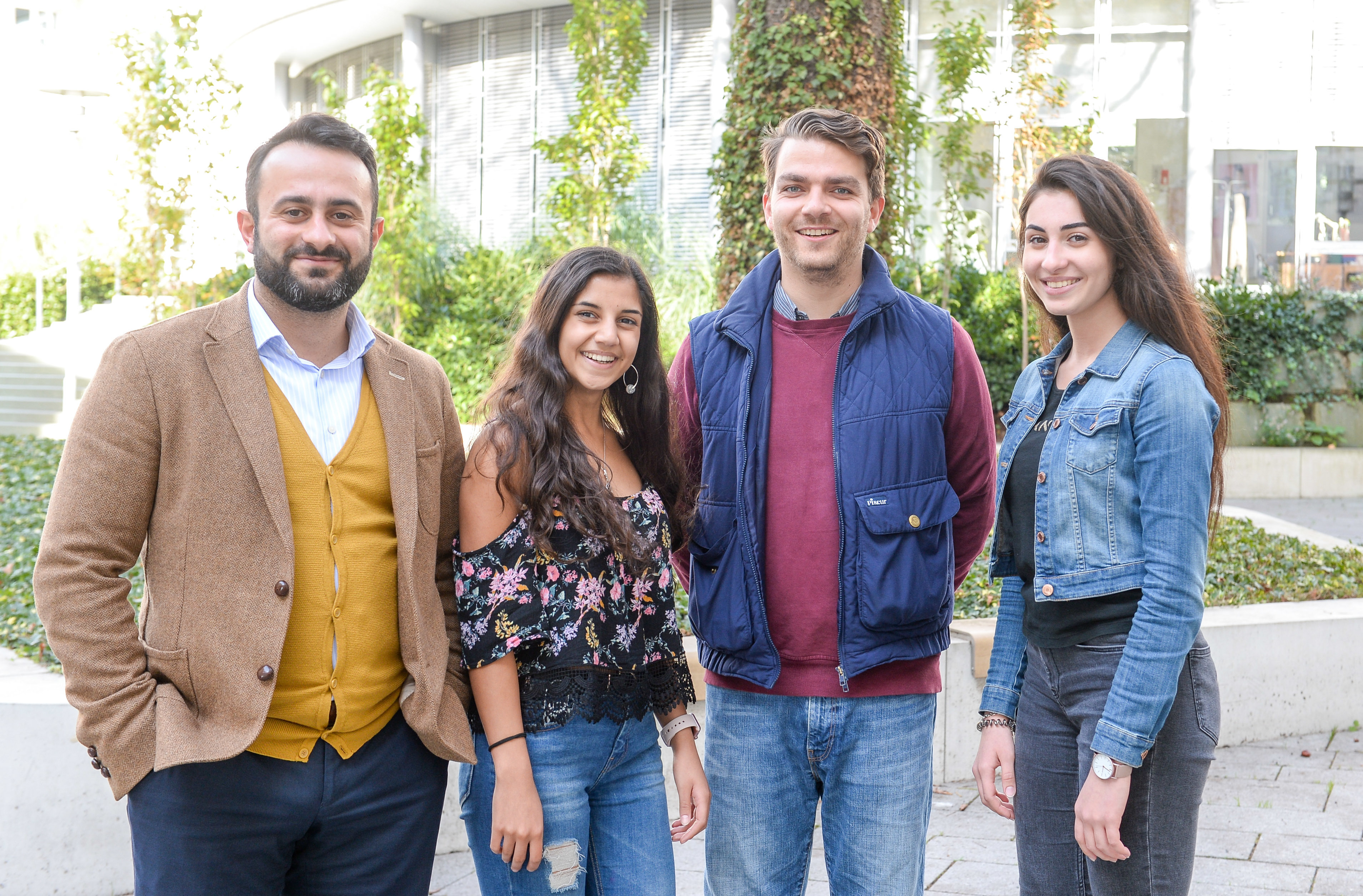 Über den Förderpreis freuen sich die "Ruhrorter" - von links: Adem Köstereli, Raghad Al-Khatib, Wanja van Suntum und Elisar Issa.