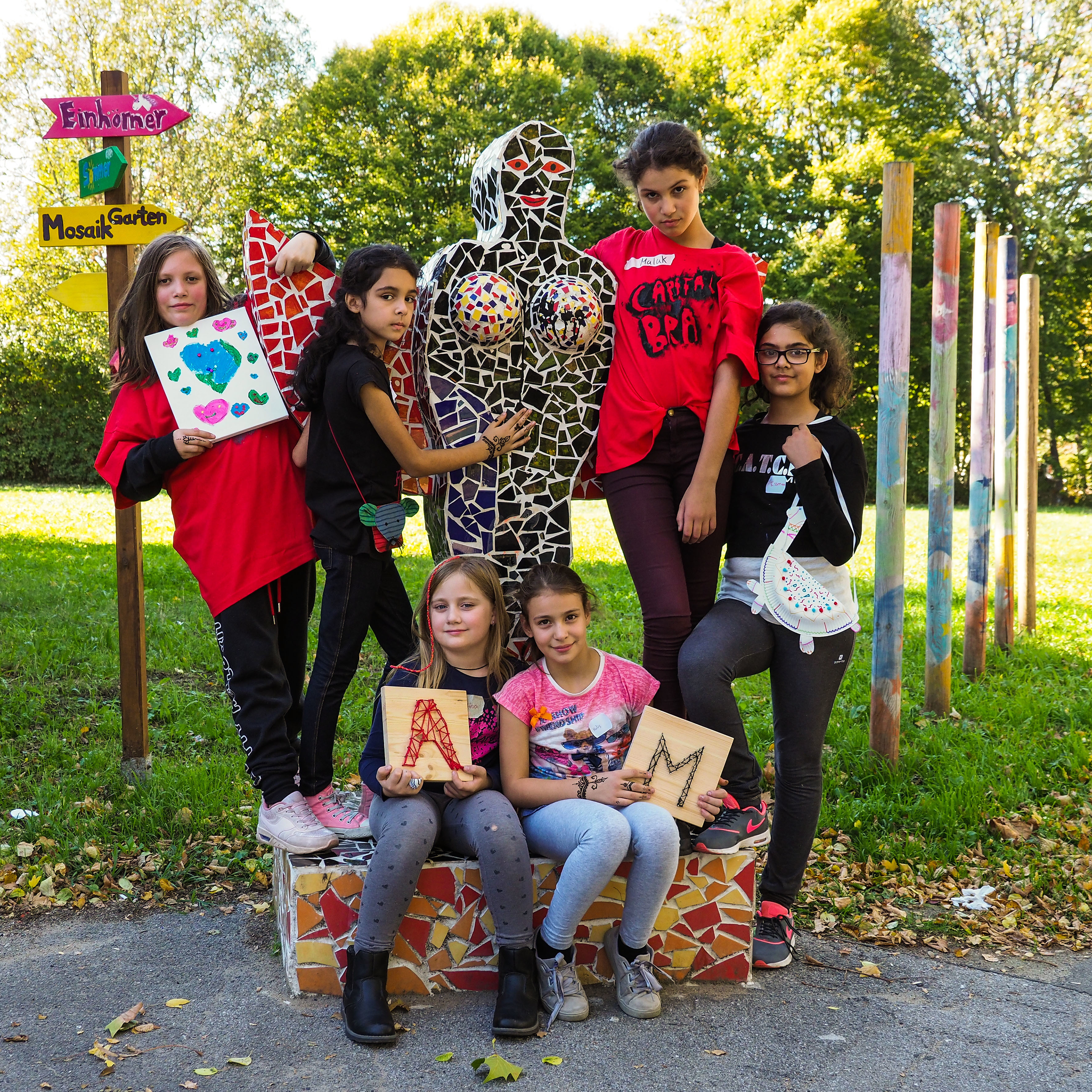 Nach Herzenslust konnten die Mädchen ihre Kreativität ausleben, es entstanden individuell bedruckte T-Shirts, Henna-Tattoos, Nagel- und Acrylbilder sowie Phantasietiere aus Papiertellern.
Hinten v.l.: Alexa, Ikram, Malak, Essmaa, vorne: Alina und Melis (v.l.)