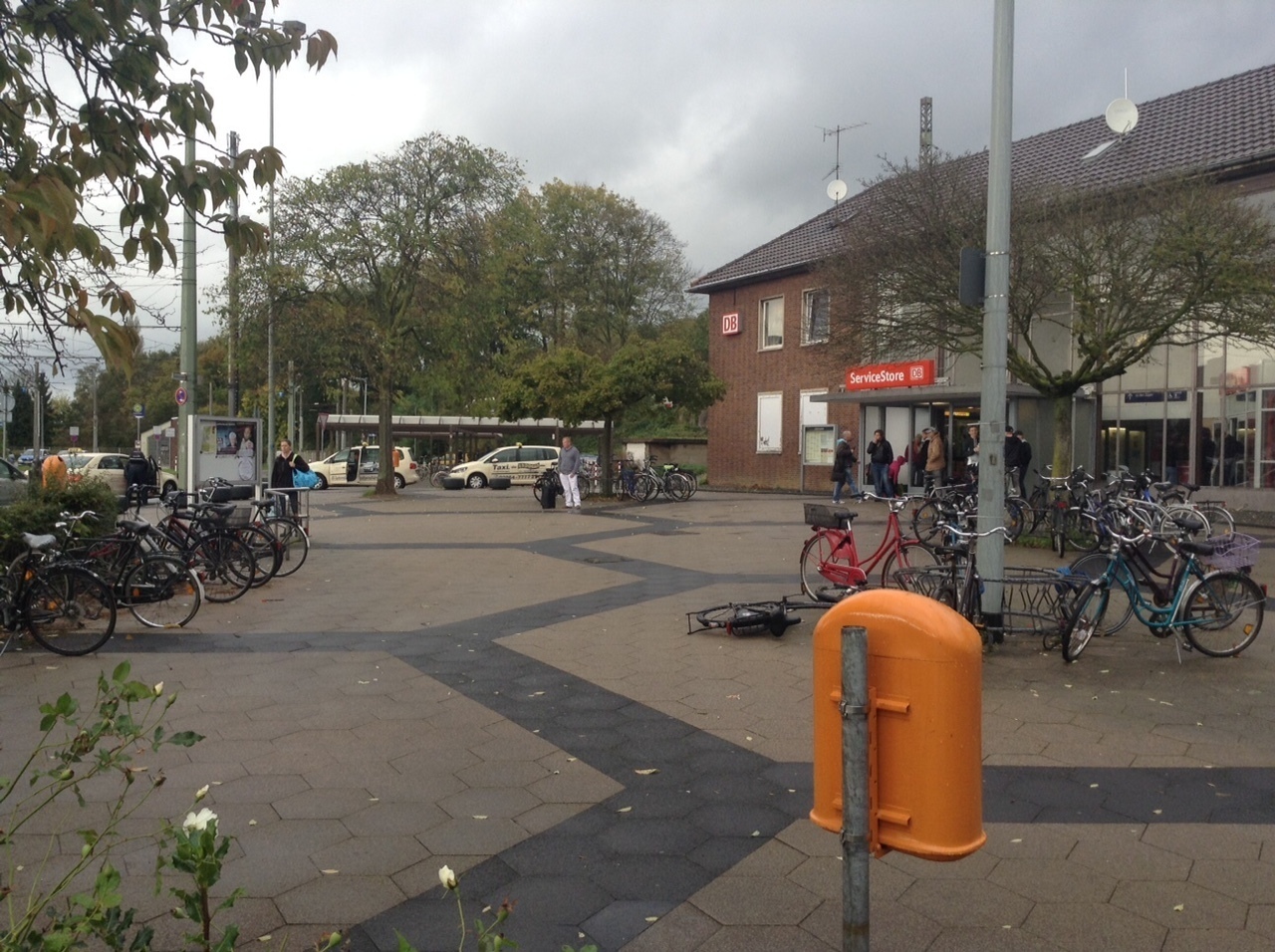 Konkrete Planungen lägen zwar noch nicht vor. Immerhin konnte die Deutsche Bahn jedoch das Gerücht bestätigen, dass der Bahnhof in Dinslaken saniert würde.