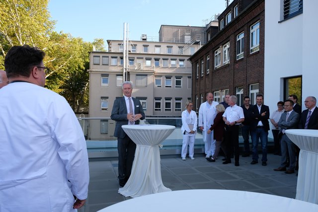 Geschäftsführer Heinz-Werner Bitter bei der offiziellen Eröffnungsfeier auf der Terrasse des neuen Anbaus.