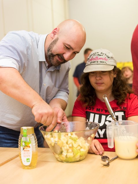MediaMarkt Marxloh-Chef Muzaffer Celik und Chantal bereiten gemeinsam einen leckeren Obstsalat zu.