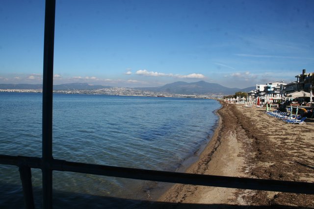 Im Hintergrund breitet sich Saloniki aus