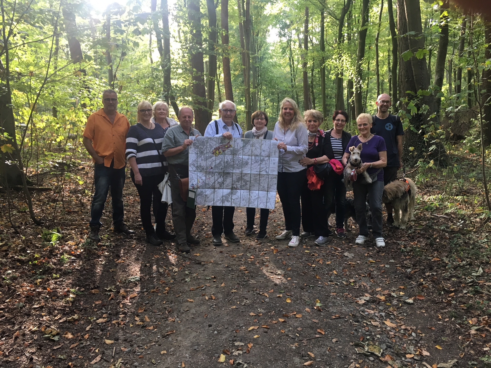 Stadtförster Jendrusch und Bianca Dausend (4 und 7. von links) laden seit Jahren zur Erkundungstour Schwerterwald.