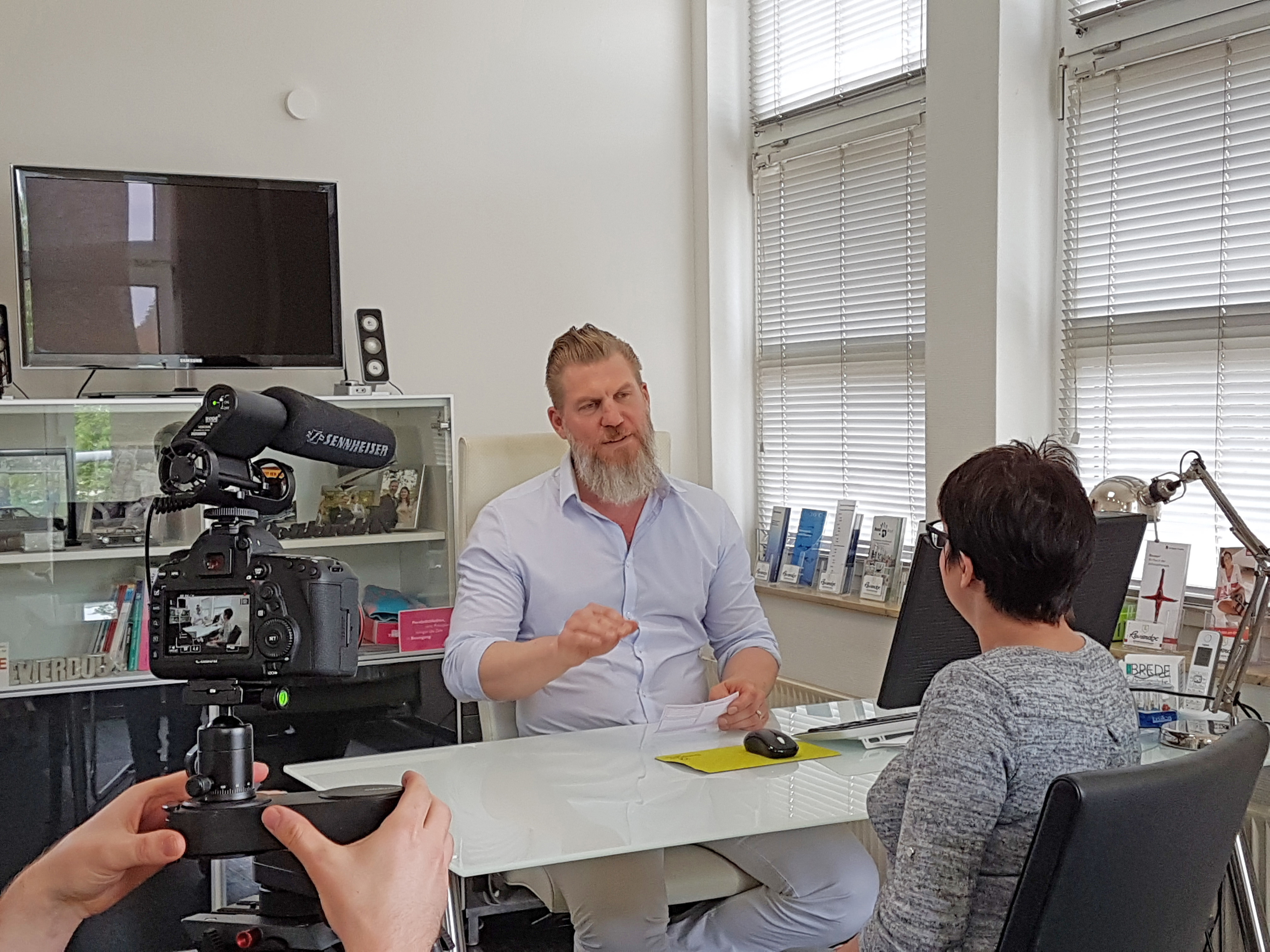 Dr. Matthias Manke beim Patientengespräch vor laufender Kamera. Foto: privat