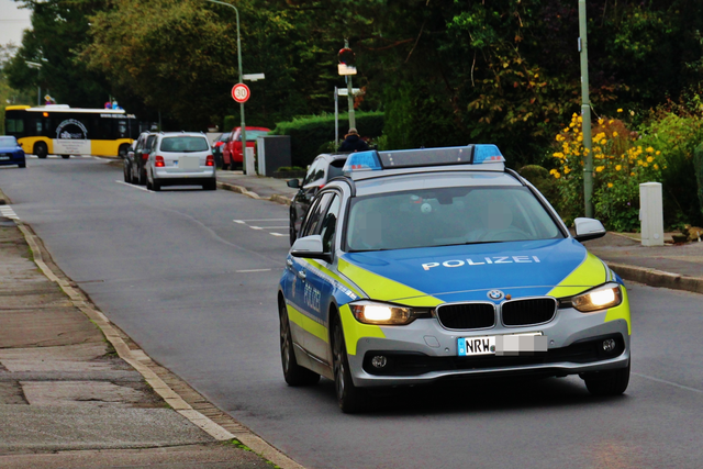Polizeiwagen patrollieren in den Straßen.