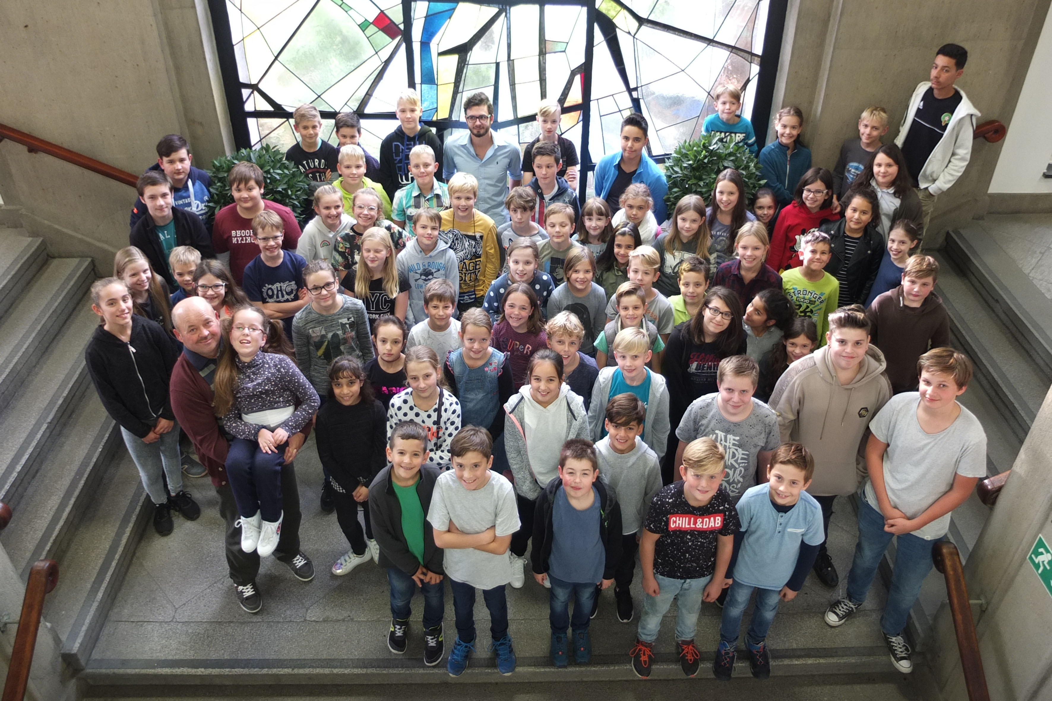 Angetreten zum Gruppenbild im Treppenhaus des Herner Rathauses: die Mitglieder des Kinder- und Jugendparlaments.