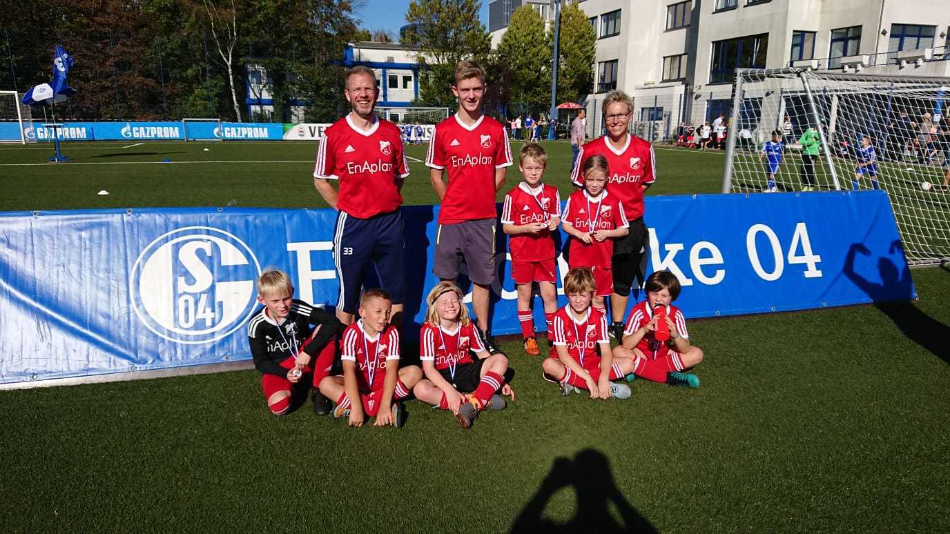 unten v.l.: Liam Schrader, Anton Schneider, Matti Schoch, Ole Kerkhoff, Bengt Ingmar Rosen. oben v.l.: Trainer Klaus Otto Besten, Trainer Yannick Epping, Johann Werner, Esther Herrschaft und Trainerin Mai-Britt Schrader