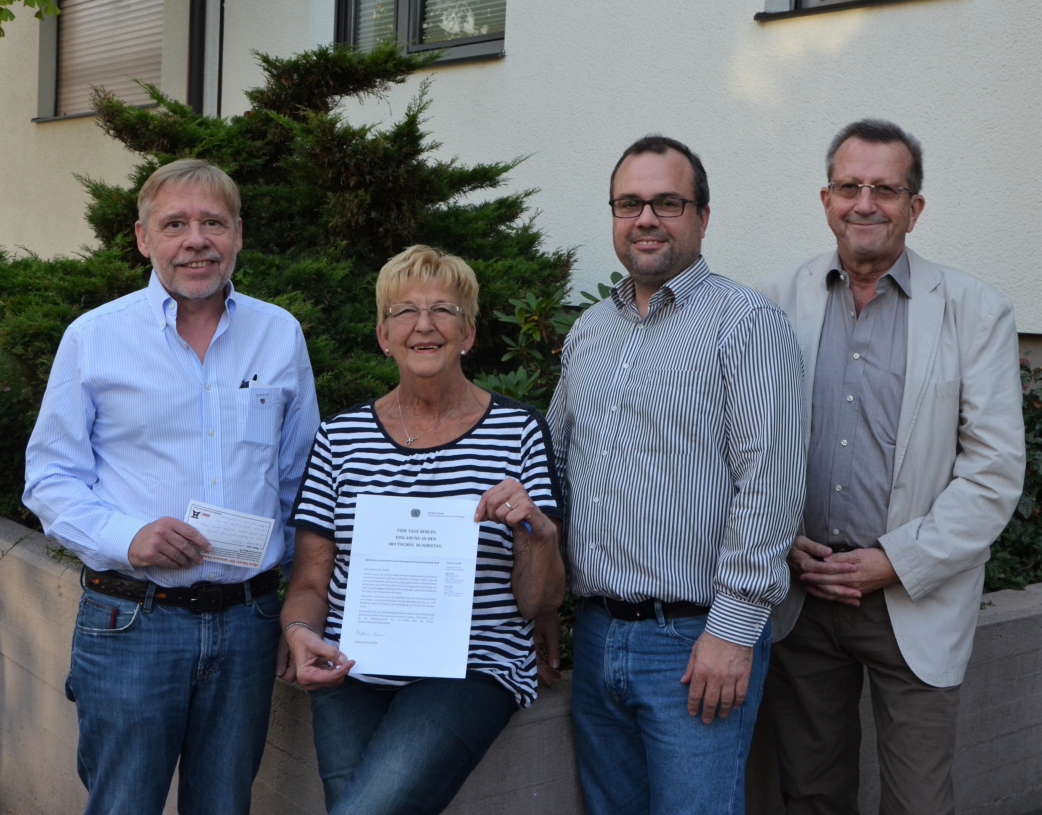 Strahlende Gewinnerin: Elke Feider mit (v.l.) Franz B. Rempe, Thorsten Schoch und Ratsherr Willi Maas von der CDU Zollverein. Foto: Felix Paul