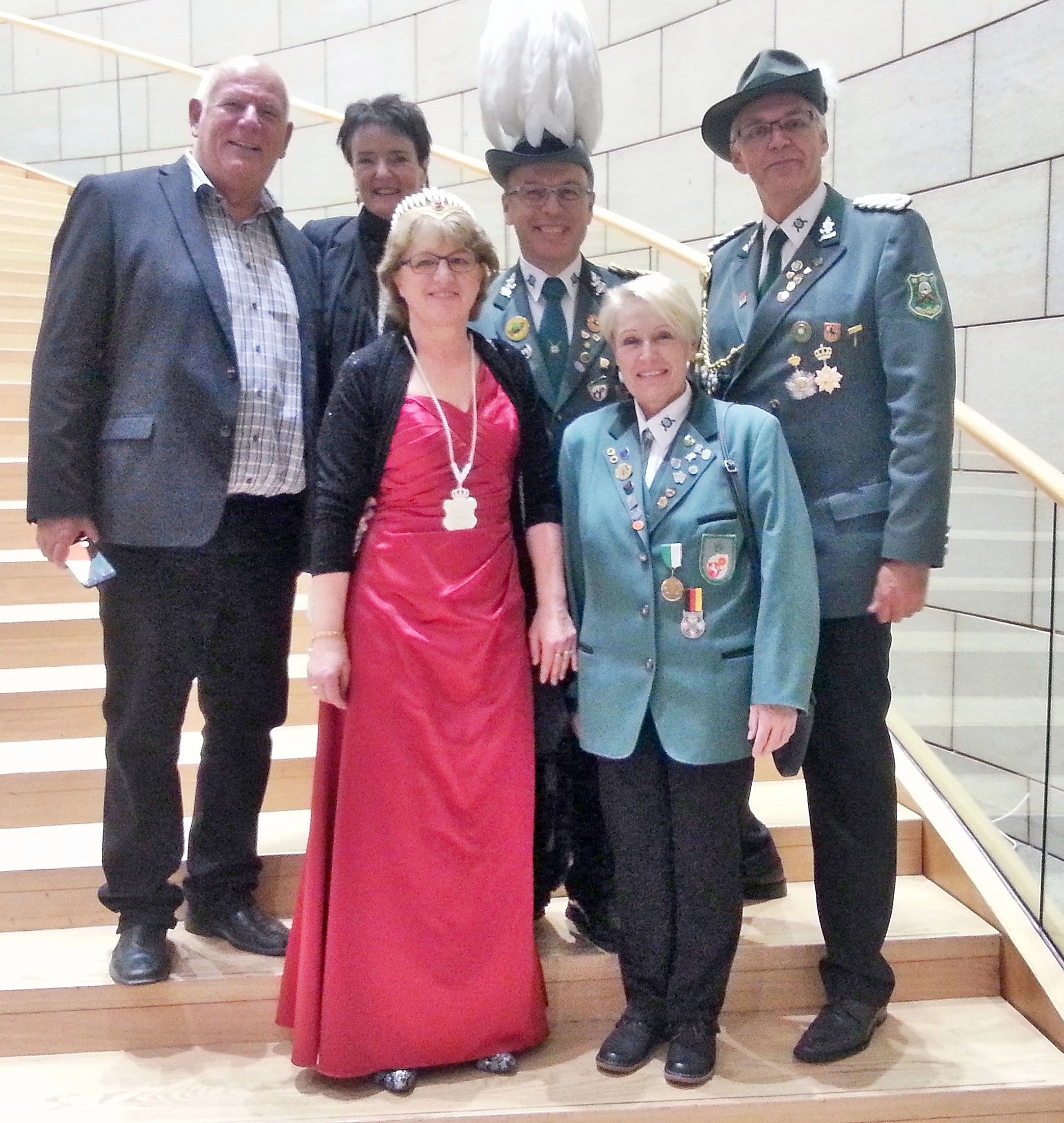 Landtagsabgeordneter Thomas Nückel (FDP), Ulrike Galinski (Musikkorps Herne), Schützenkönigin Sabine I. Kleinhubbert, Prinzgemahl Ralf I. Kleinhubbert, Monika Thiel (1. Geschäftsführerin Bezirk Industriegebiet) Matthias Lorbiecki (v.l.).
