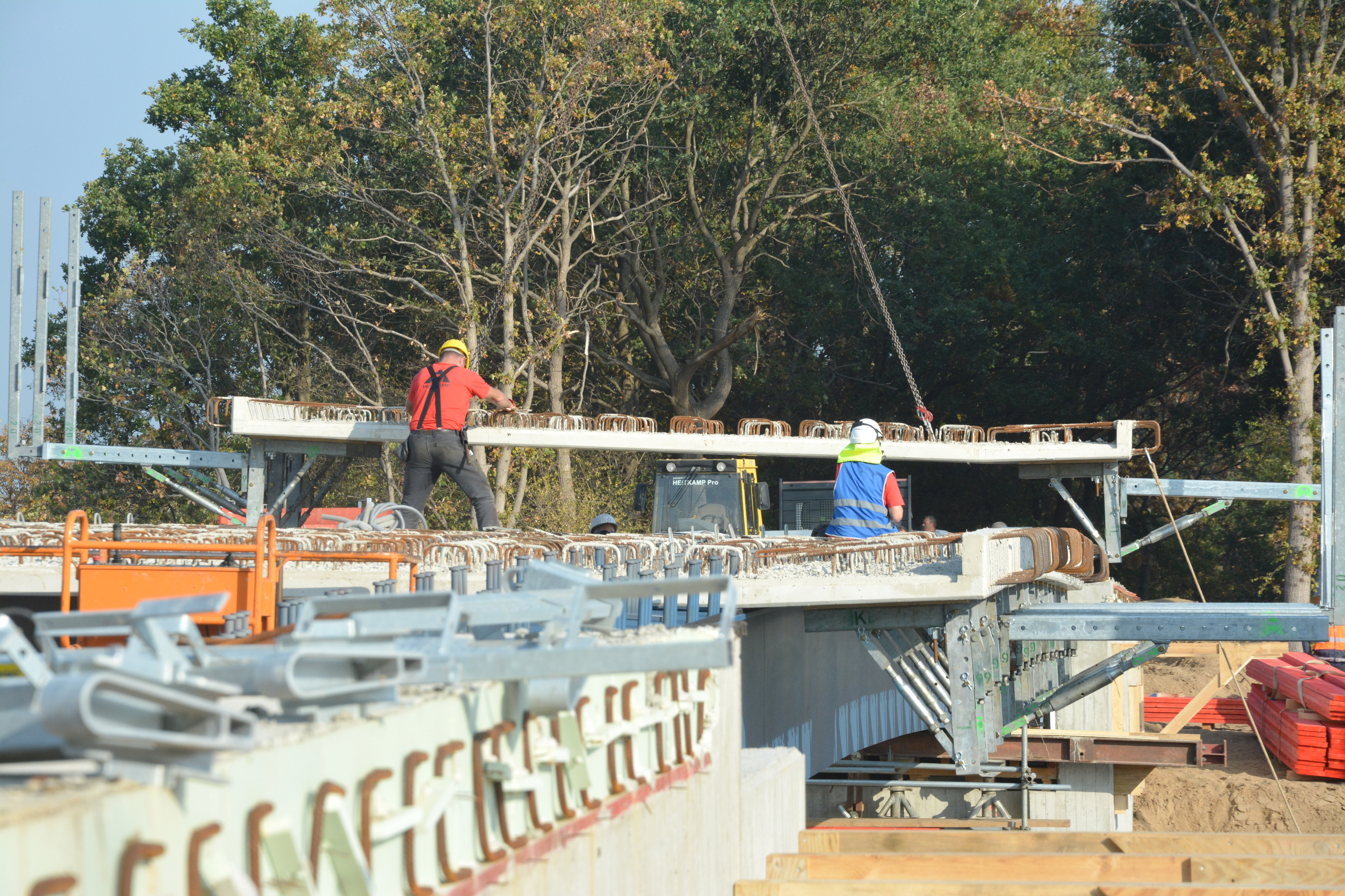 An der Lindhorstbrücke gehen die Arbeiten zügig voran. Die einzelnen Teile werden der Reihe nach eingepasst. Fotos: Jörg Terbrüggen