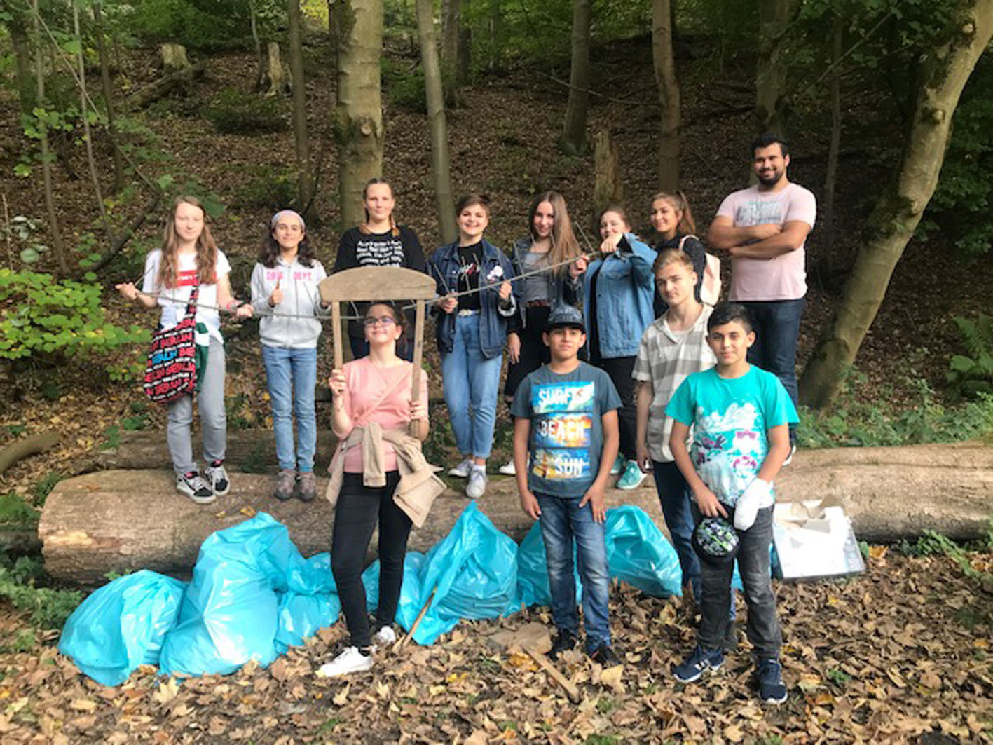 Die Jugendlichen des KiJuRates sammelten bei ihrem „Trashbuster“-Einsatz jede Menge Müll am Lägerbach. Foto: Stadt