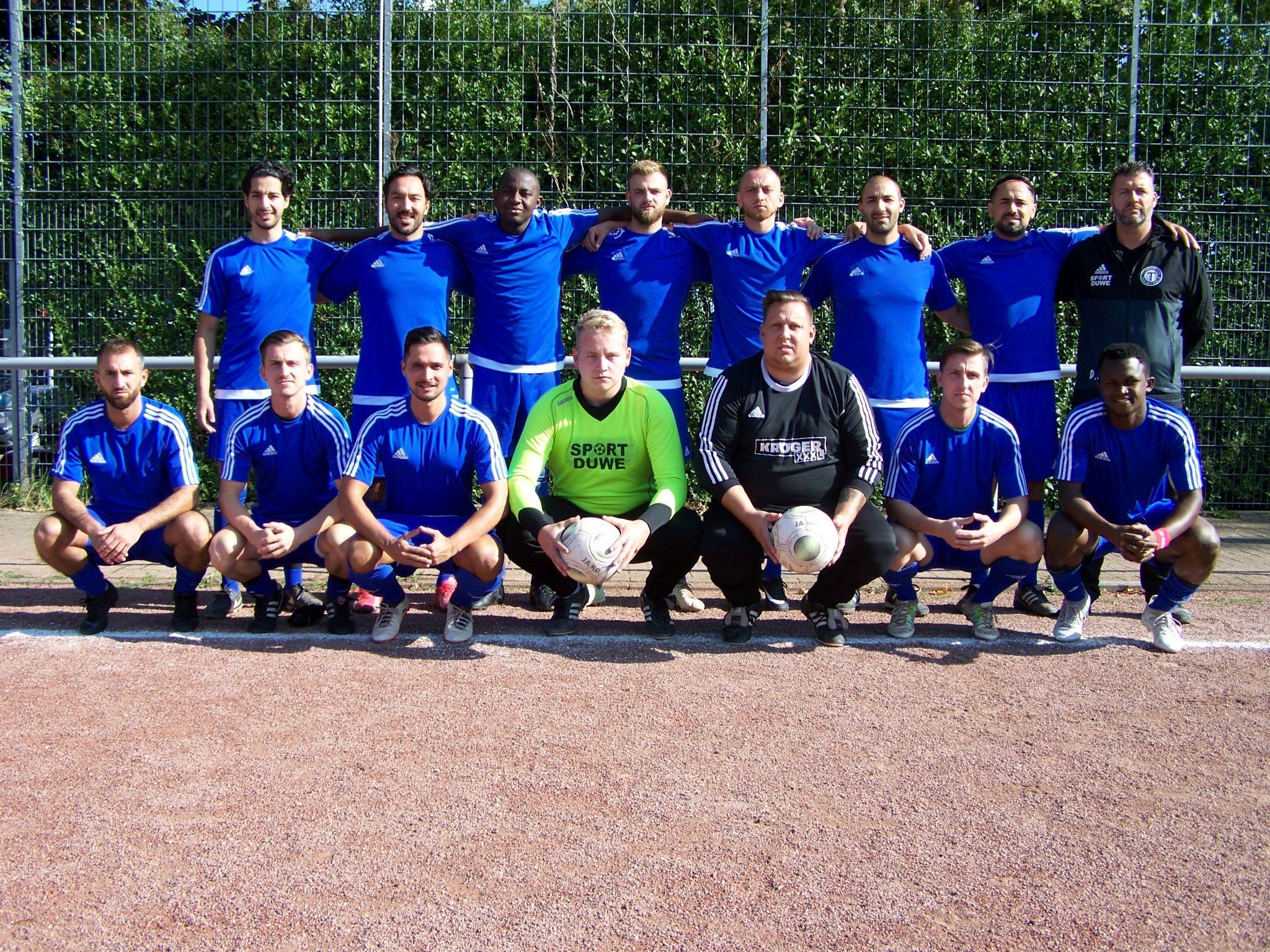 Tgd. Essen – West, 1. Mannschaft (Photo Marx)
hinten, v.l.: Ayoub El Farissi, Tahsin Taskin, Blondo Youga, Rene Winnenberg, Erdal Uzun, Gökhan Küplü, Deniz Cagimda, Trainer Dennis Herrrmann, davor, v.l.:Issa Hassouni, Robert Pijowczyk, Stefan Gall, Dennis Stürzenbecher, Marcel Ertmer, David Pijowczyk, Abbdoul Bah, es fehlen: Aladin Hassouni, Nasser Hassouni, Maximilian Kambic, Eric Lissouck, Alpha Toure