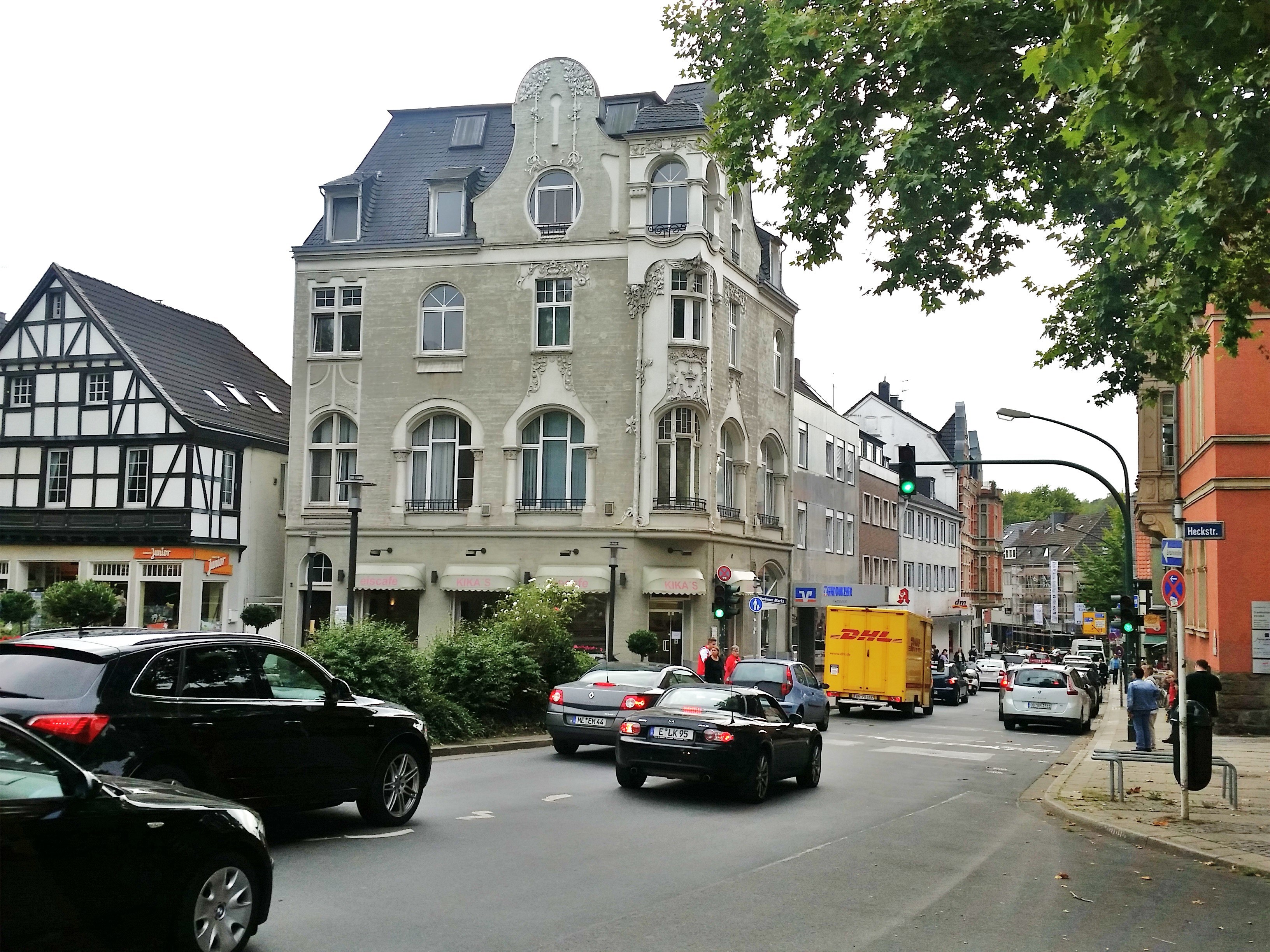 Die Brückstraße in Werden, einer der wesentlichen Hotspots für Luftschadstoffe im Essener Süden muss dringend in der Verkehrsbelastung entschärft werden.