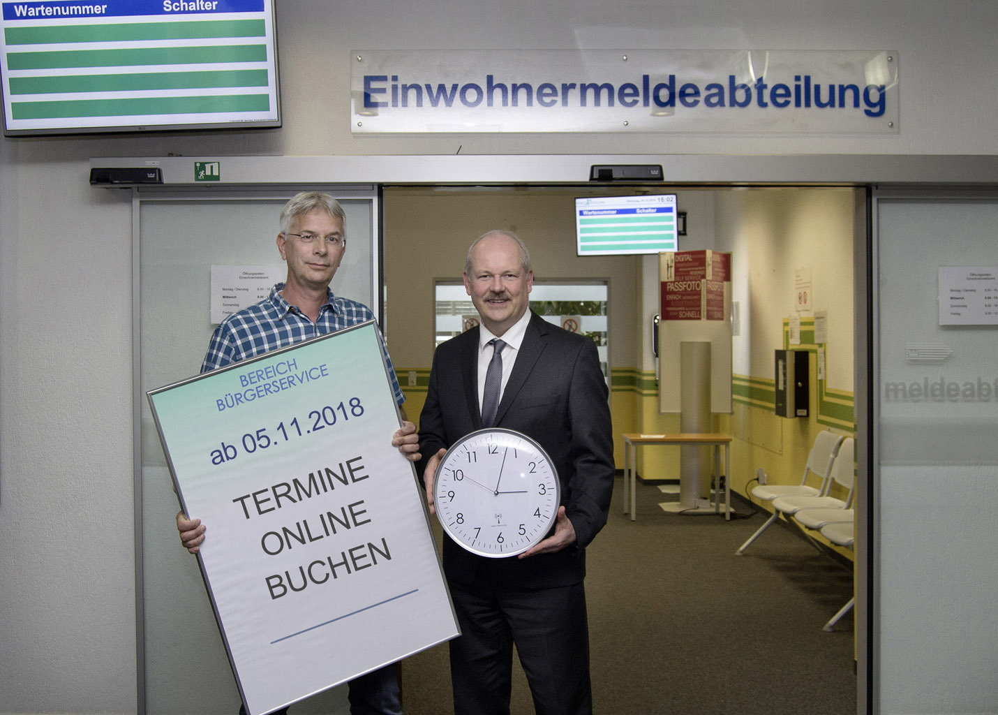 Christian Eichhorn, Leiter des Ressorts Sicherheit, Bürger, Feuerwehr (r.), und Bereichsleiter Michael Rosin wollen mit der Terminvergabe den Service bei Einwohnermeldeangelegenheiten verbessern. Foto: Stadt