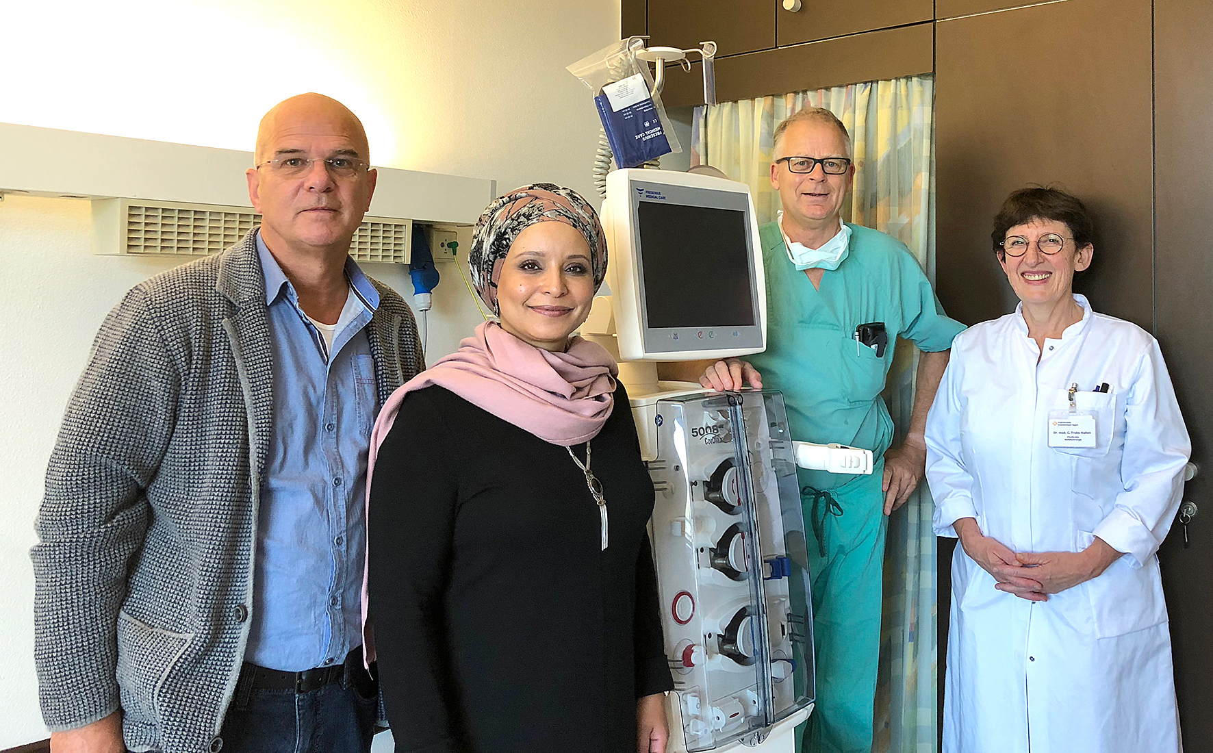 Unser Foto zeigt (v.l.) : Jürgen Link (Pflegerischer Zentrumsleiter Nephrocare Hagen), Duaa Aresmouk (Ärztliche Leiterin Nephrocare Hagen), Dr. med. Ralf Wolbert (Stellv. Ärztlicher Direktor und Chefarzt Anästhesie, Intensiv- und Notfallmedizin KKH) und Dr. med. Christiane Trube-Kallen (Chefärztin Gefäßchirurgie KKH).