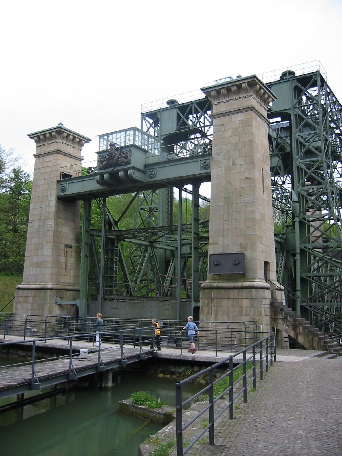 Kinder experimentieren am Schiffshebewerk Henrichenburg.