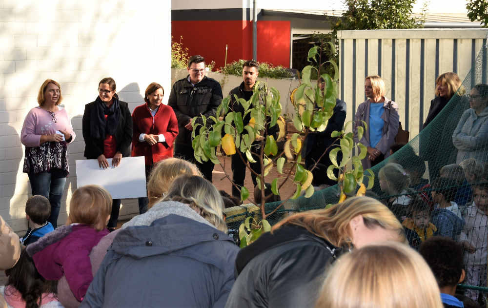 Andrea Sieg (l.) dankte dem Team von Real für sein Engagement und Claudia Hoose (2. v. r.), Geschäftsführerin der Kinderstiftung Essen, sowie ihrer Assistentin Sevinc Sarp (r.) für die Vermittlung.