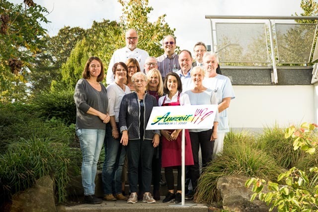 Den Gewinnern gratulierten Geschäftsführer Ralf H. Nennhaus, Uwe Flüß, Regionalleiter des Caterers Rebional, Gastronomiebetriebsleiter Markus Schmidt und Daniela Müller, Leiterin der Cafeteria.