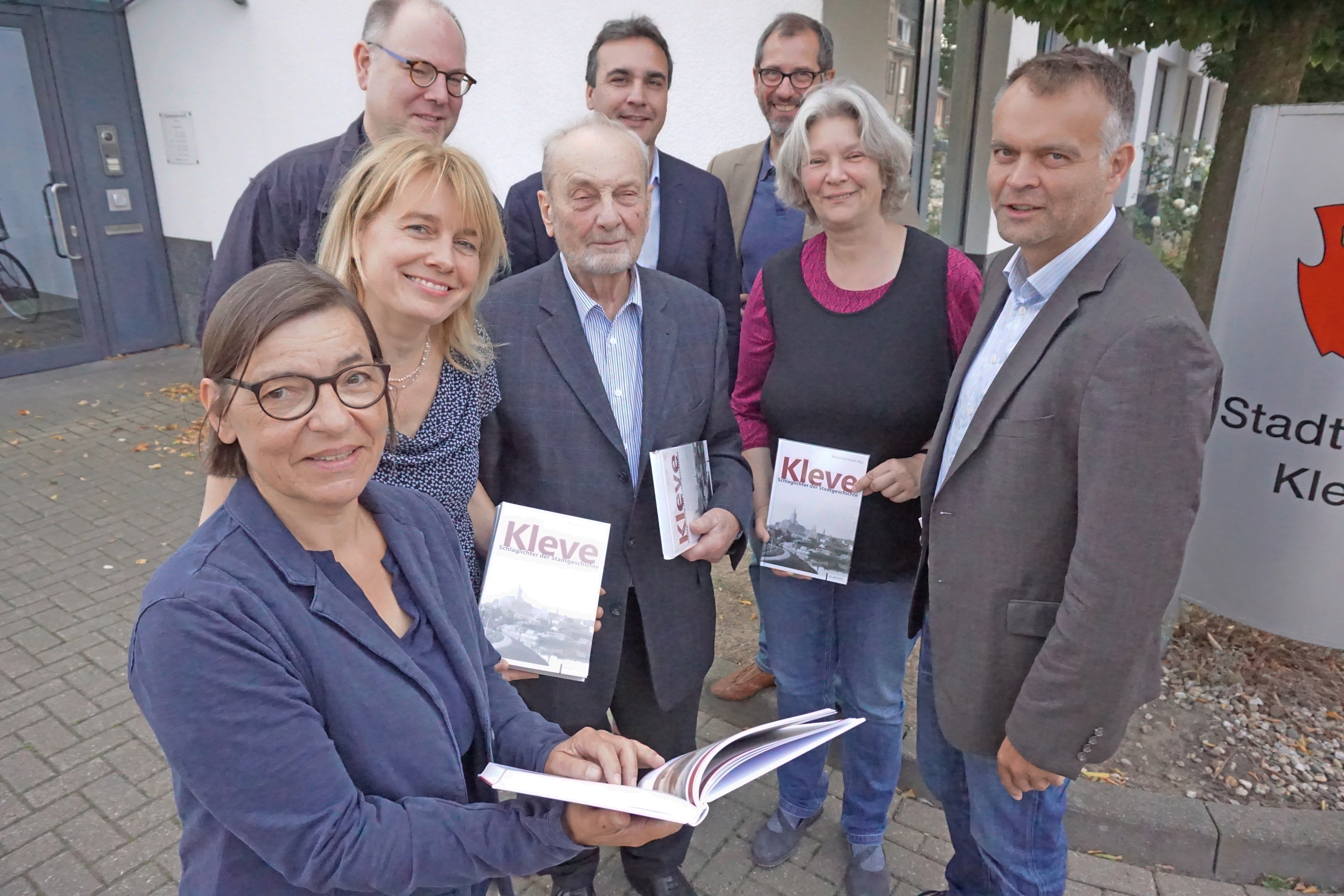 Dieses (Autoren-) Team stellte gemeinsam das neu erschienene Werk der Öffentlichkeit vor: Helga Ullrich-Scheyda, Susanne Huschka, Andreas Daams, Wilhelm Diedenhofen, Andreas Gebbink, Bert Thissen, Wiltrud Schnütgen und Ralf Daute (v. l.n.r.).