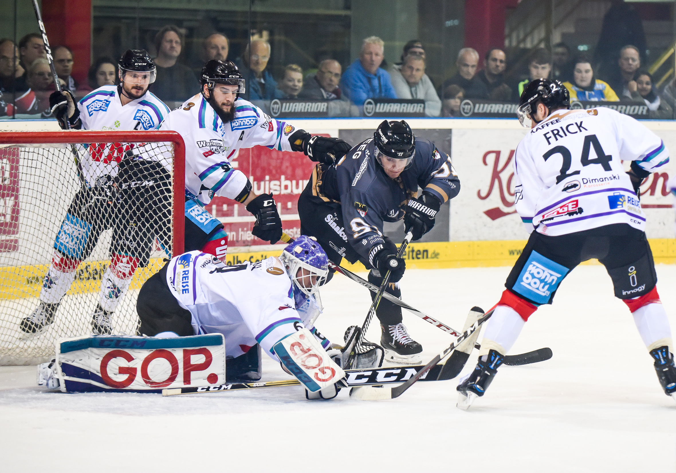 Chancen gab es gegen Essen genug. Hier scheitert Steven Deeg am Essener Goalie.