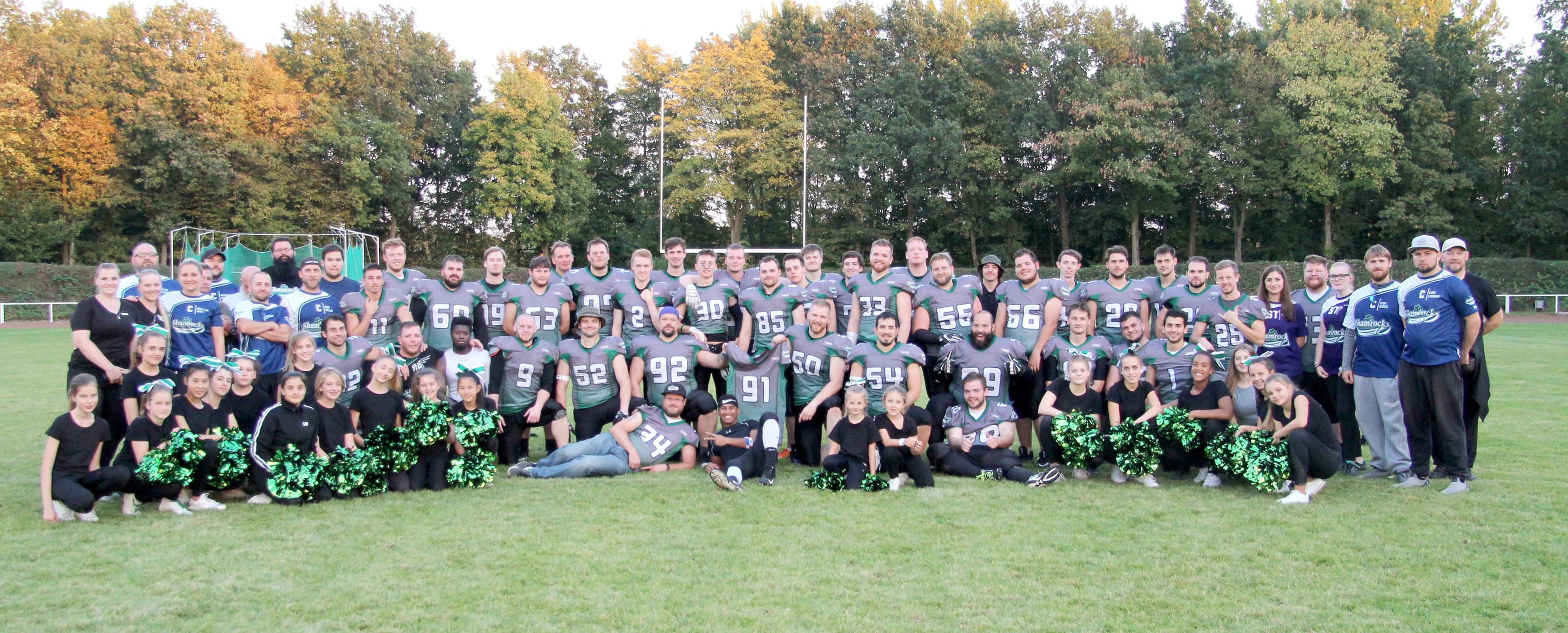 Der komplette Kader der Shamrocks, zum Mannschaftsbild vereint. Fotos (2): Ben Kochscheid