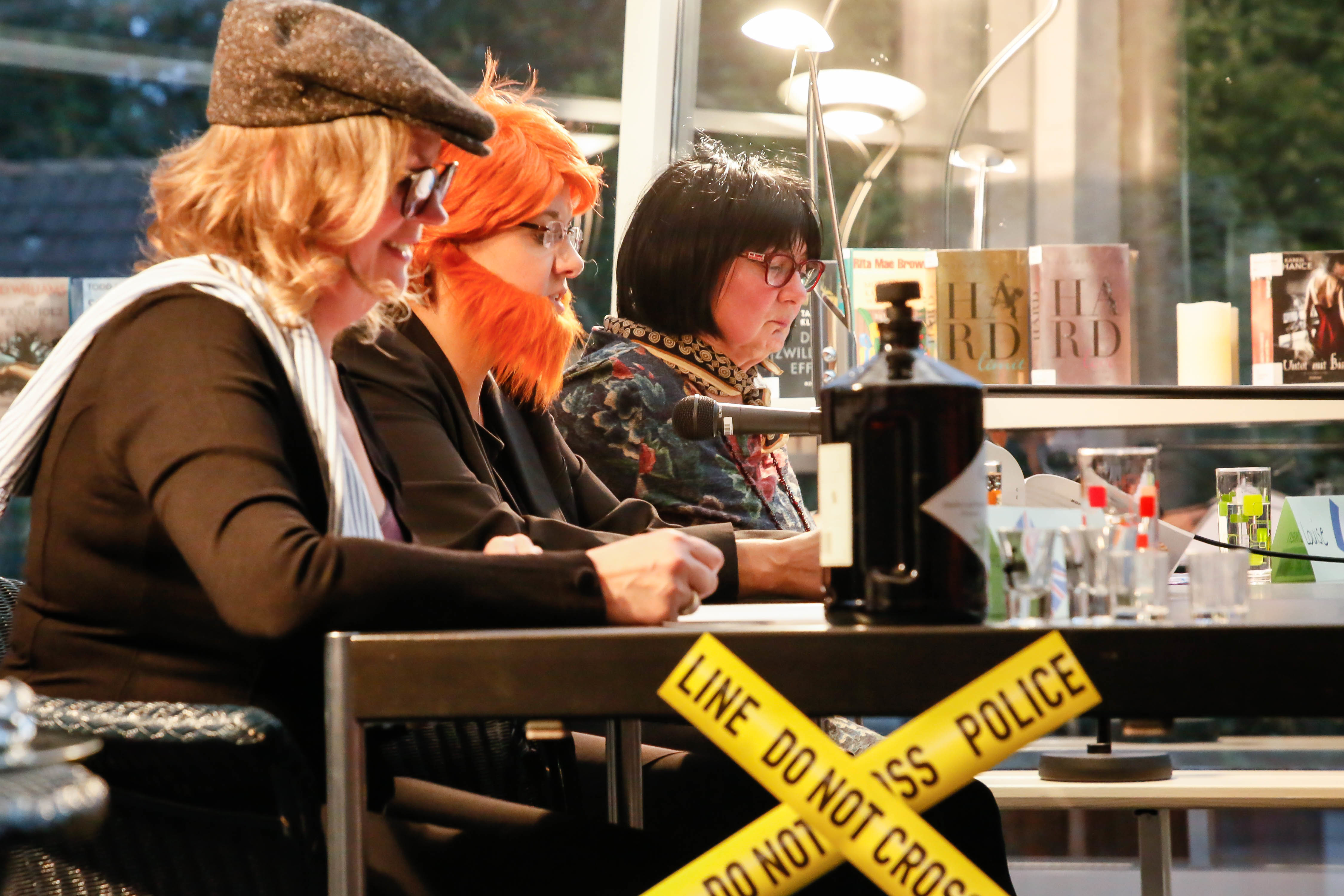 Bianca Lorenz, Patricia Malcher und Eva von der Dunk (v.l.) lasen den Kurzkrimi "Böse Gedanken" in der Stadtteilbibliothek Brackel.