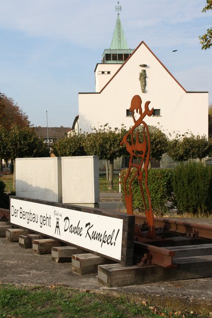 im Hintergrund die ehem.kath. Christus-Kirche; nicht mehr in geistl. Betrieb.