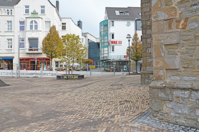 Der Klinker auf dem neugestalteten Platz Am Offers stammt aus Belgien. Die Steine sind in beige und braun gehalten und wurden gemeinschaftlich ausgesucht.