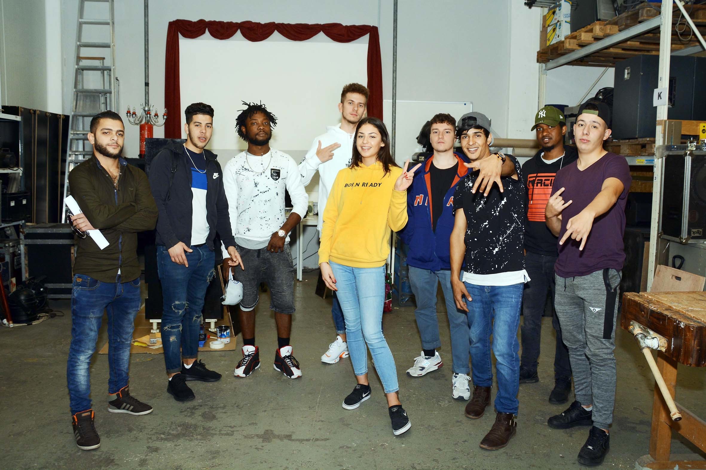 Zu den 50 an den Workshops in der Kulturwerkstatt Lindenhorst teilnehmenden Dortmunder Jugendlichen gehörten auch diese neun Rapper/innen, hier im Bild vor der Aufnahme ihres Songs per Video.