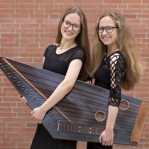 „Die ZitherTwins“ Sarah Luisa und Tabea Marie Wurmer beeindruckten mit der musiklischen Frische ihres Spiels und demonstrieren beim Marler Debüt das enorme Potenzial der Zither.