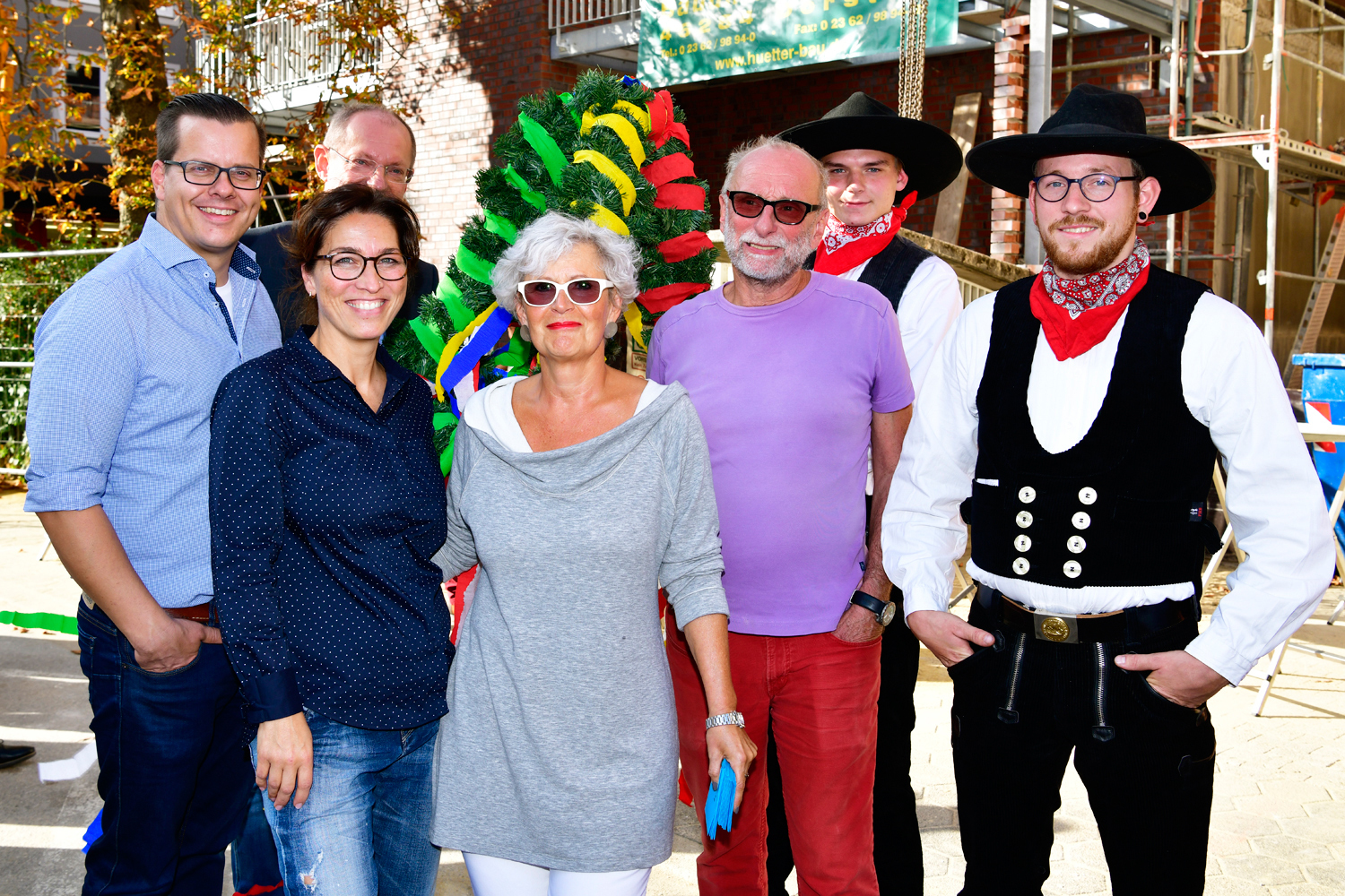 Mietwohnungen mit gehobener Ausstattung entstehen derzeit an der Bachstraße in Stadtmitte. Hierfür wird das ehemalige Möbelhaus Terhardt komplett umgebaut. "Richtfest" konnte die "Bauherrengemeinschaft Bachstraße 18 Terhardt/Pietzka" gemeinsam mit den bauausführenden Handwerkern bereits feiern und schon ab dem Mai 2019 sollen die künftigen Mieter Einzug halten können.