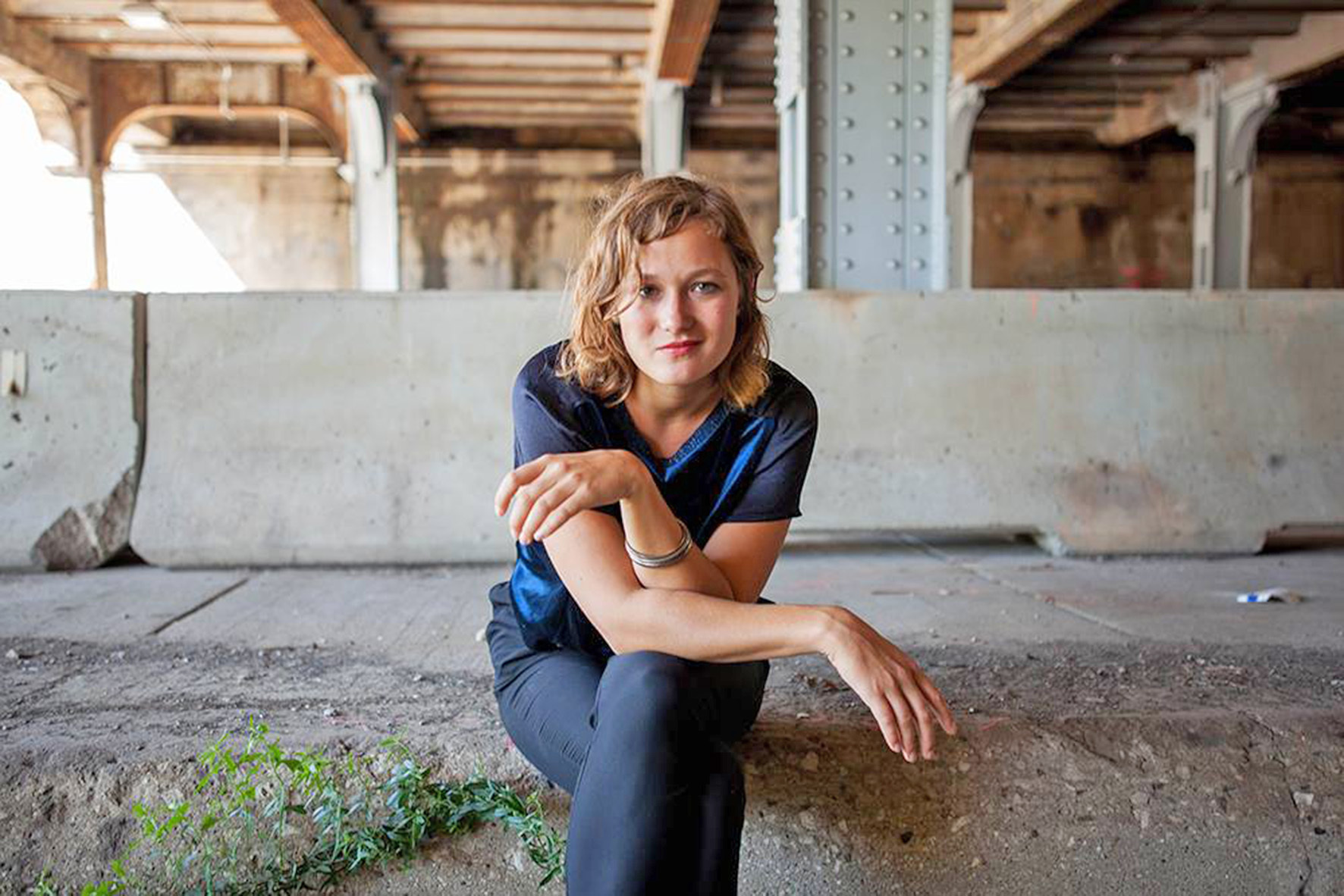Josefine Berkholz wurde 1994 in Durham, North Carolina, geboren und wuchs in Mittelfranken und Berlin auf. Sie schreibt seit sie einen Stift halten kann, seit sie 14 ist hauptsächlich Lyrik und Spokenword-Poesie. Einen ihrer größten Erfolge feierte sie bei den deutschsprachigen Poetry Slam Meisterschaften 2010, bei denen sie im Finale den 2. Platz belegte. 2009 hatte sie ihr Debüt bei dem Literaturwettbewerb lyrix, wo sie zum ersten mal mit anderen jungen Schreibenden zusammen. Foto: Olad Aden