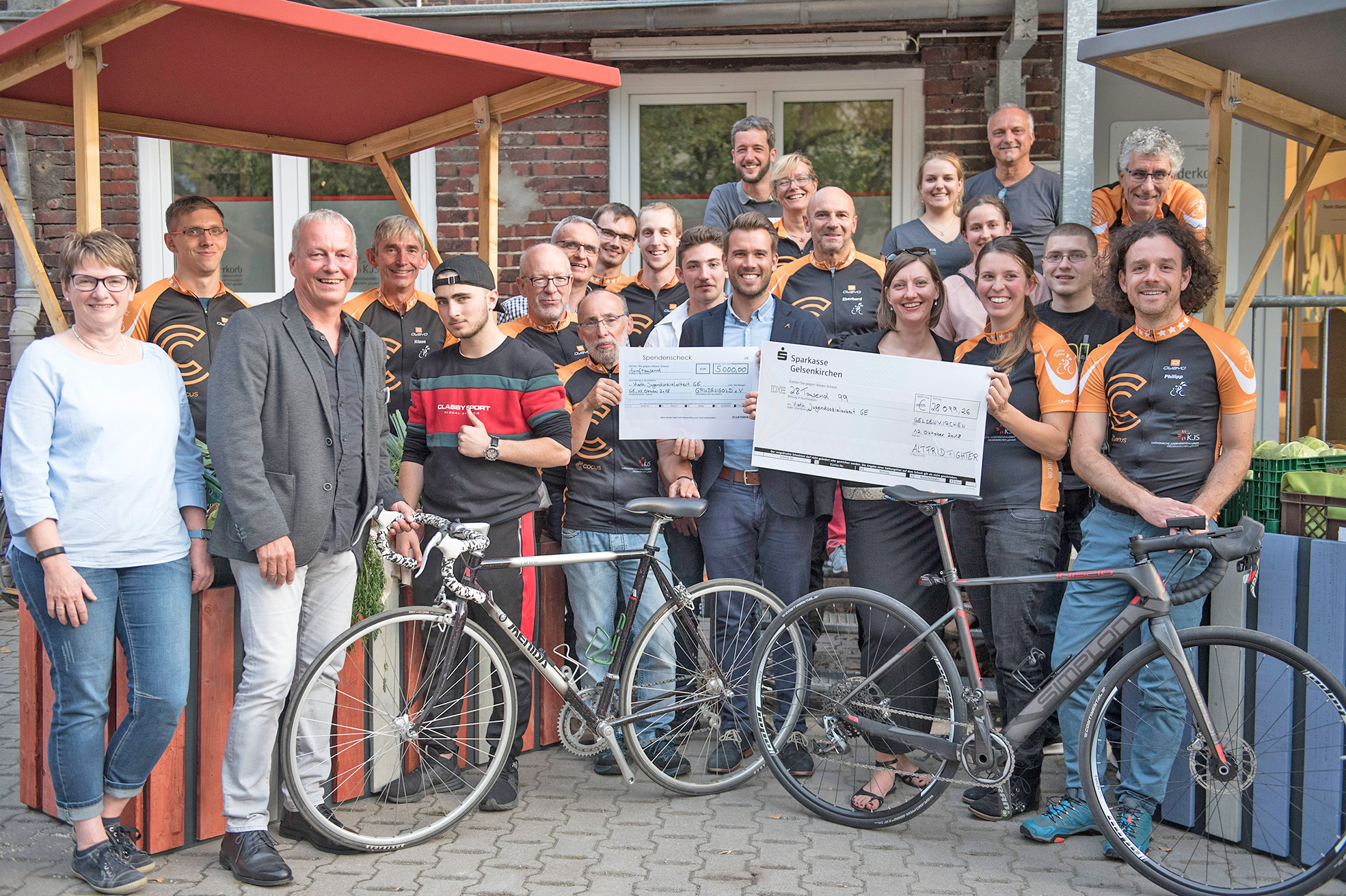 Auch im nächsten Jahr wollen die Altfrid Fighter wieder bei Rad am Ring starten und mit vielen Sponsoren pro Runde oder Kilometer Spenden sammeln. Dann soll die Bochumer Jugendinitiative „ideenreich“ unterstützt werden, die einen spirituellen Jugendraum in der ehemaligen Krypta im Wattenscheider Kolumbarium einrichten möchte. Das Foto zeigt die Alfrid Fighter und Vertreter des Clubs Grubengold bei der Spendenübergabe an der Wildenbruchstraße. Foto: Bistum Essen