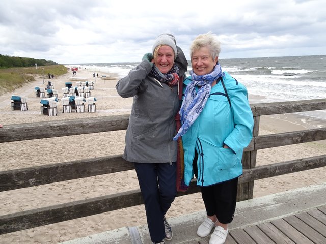 Stürmische Ostsee: die Jubilare Martina Sonnenberg (links) und Doris Brodoch.