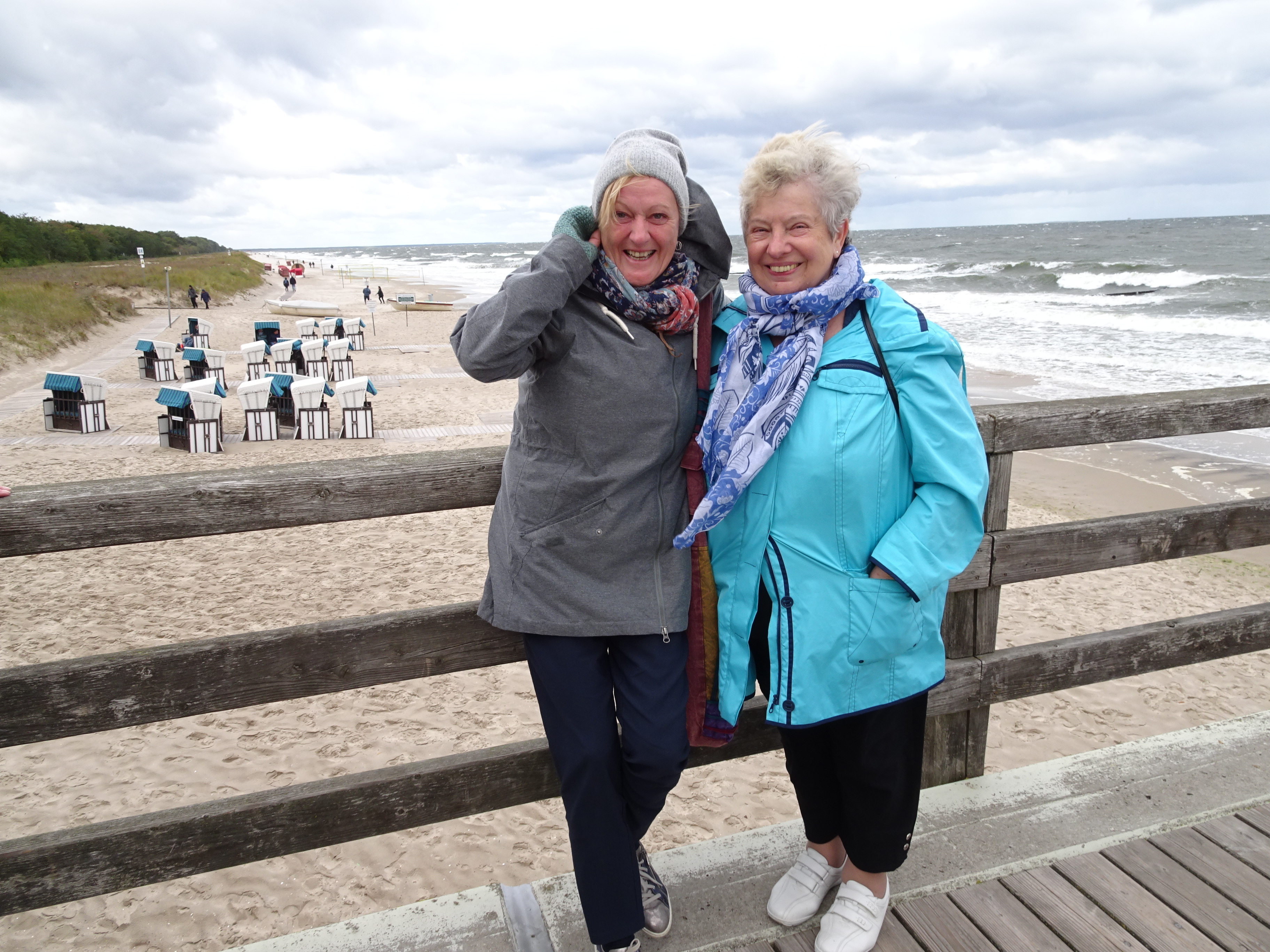 Stürmische Ostsee: die Jubilare Martina Sonnenberg (links) und Doris Brodoch.