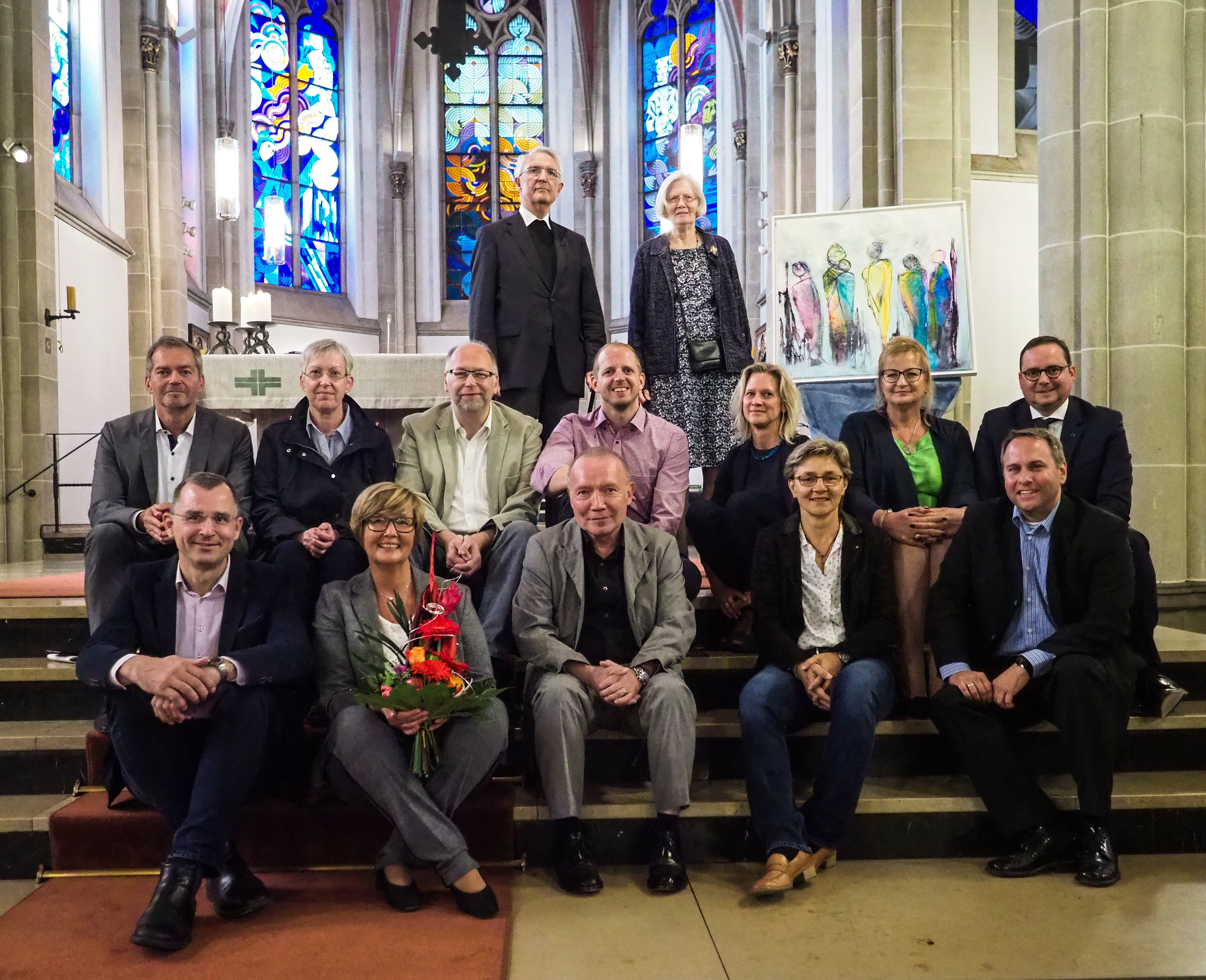 Schlussbild mit allen Akteuren: In der Pfarrkirche St. Josef fand der besondere Festakt zum 25-jährigen Bestehen der hospizlichen Arbeit in Borbeck statt. Fotos (2): Debus-Gohl