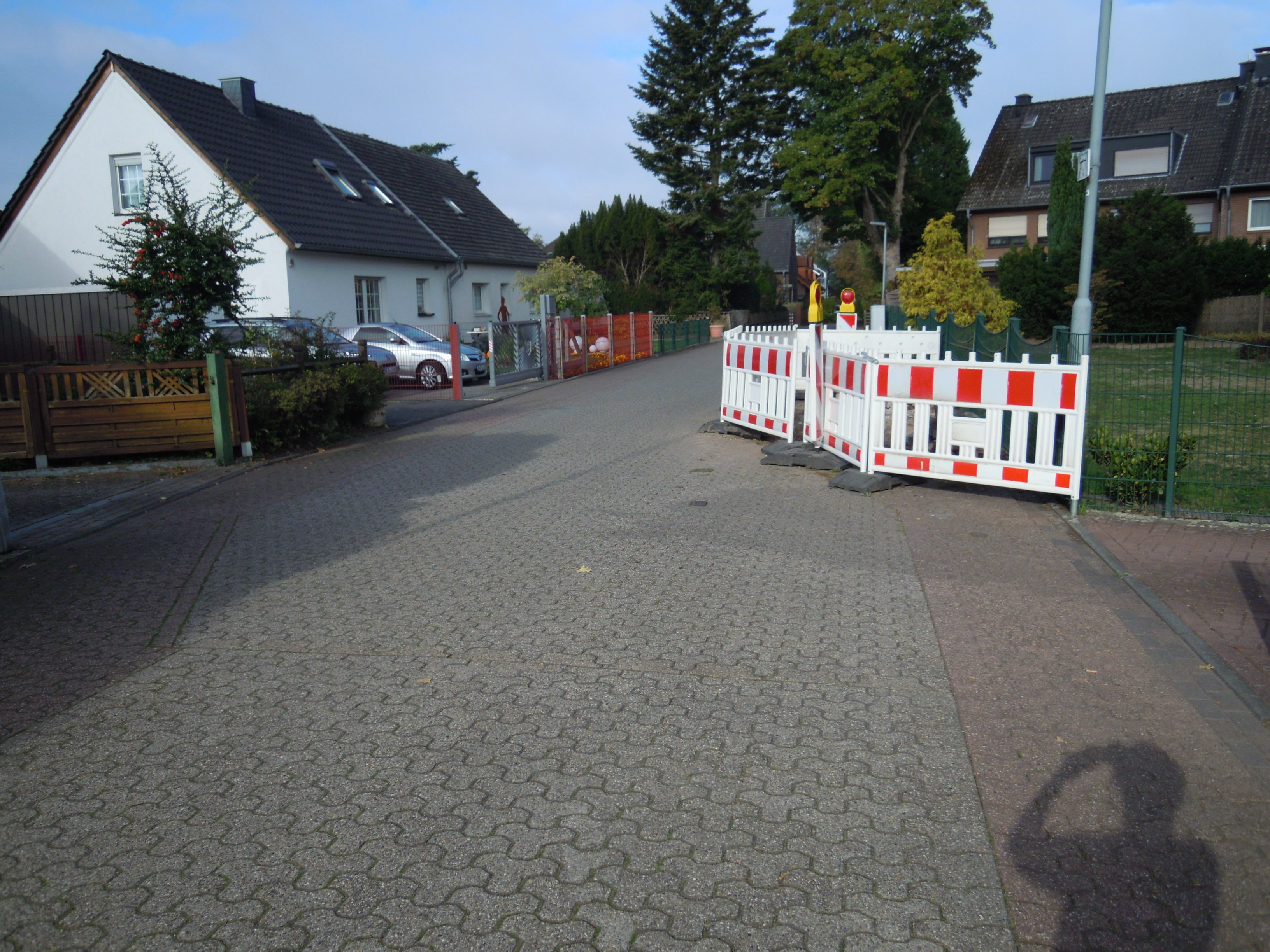 Einengung der Straße gegenüber von Ausfahrten, Behinderung des Verkehrs