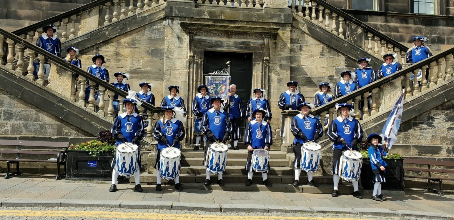 Das Fanfaren-Korps Neheim-Hüsten nimmt am Bremer Freimarktumzug teil.