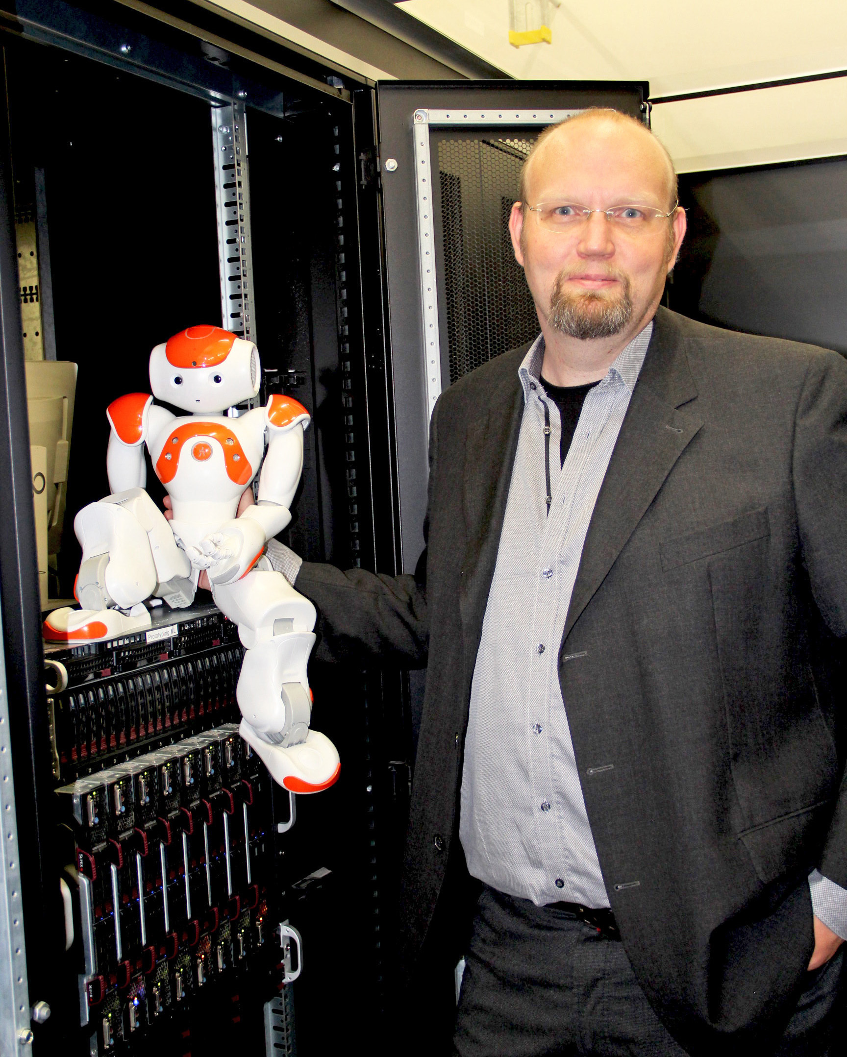 Professor Dr. Joerg Frochte im Serverraum der Hochschule. Hier findet man die Rechnerkapazität zum maschinellen Lernen. Der NAO-Roboter soll davon zukünftig profitieren.