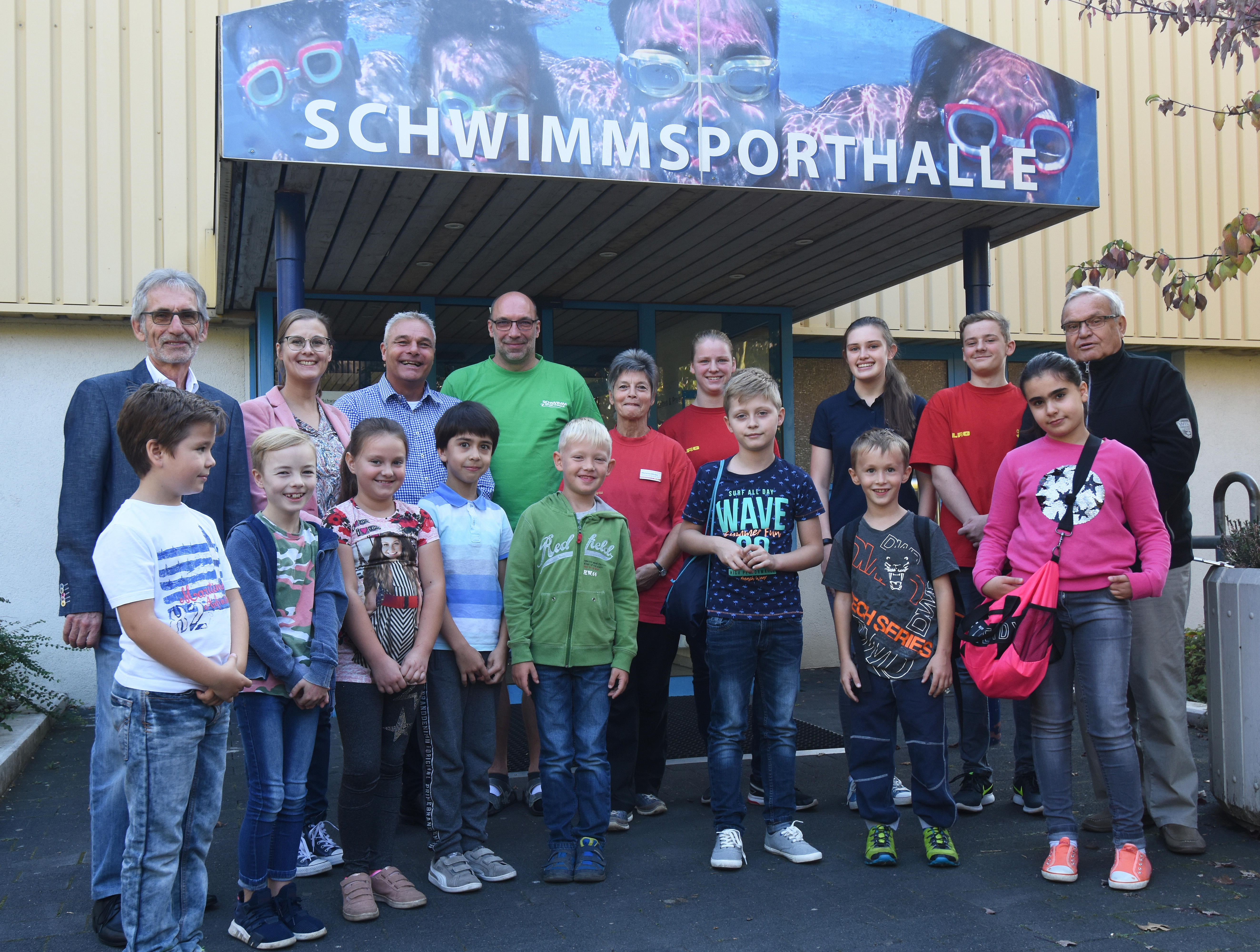 Bodo Micheel (r.) vom Sportförderkreis hat die Initiative „Schwimmen lernen“ angestoßen. Zusammen mit der DLRG mit Dieter Schwarzer (l.), der Beigeordneten Kerstin Heidler (2.v.l) und Dirk Brämer von der WBU wird dieses Projekt nun zum zweiten Mal durchgeführt.