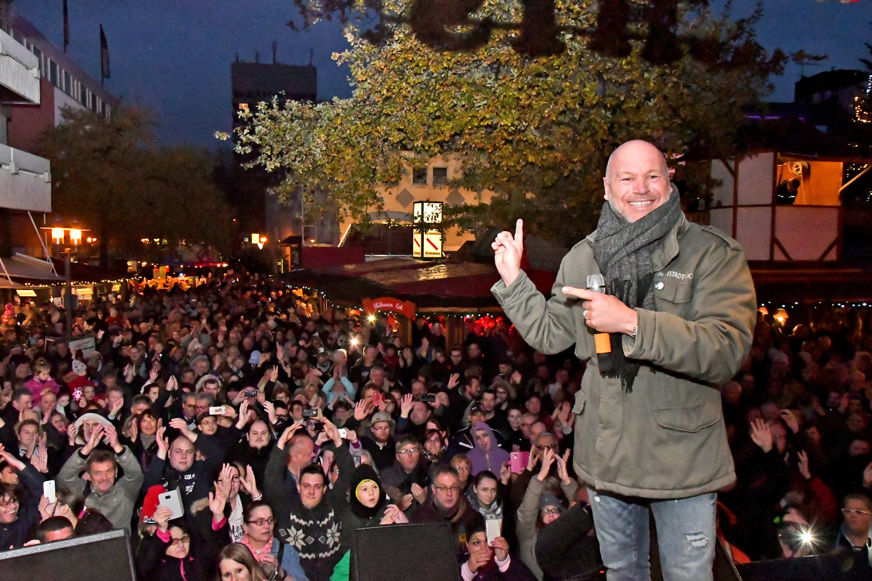 Auch "Lasso-König" Olaf Henning gehört zu den Künstlern, die bereits auf der Steeler Weihnachtsmarktbühne gefeiert wurden.