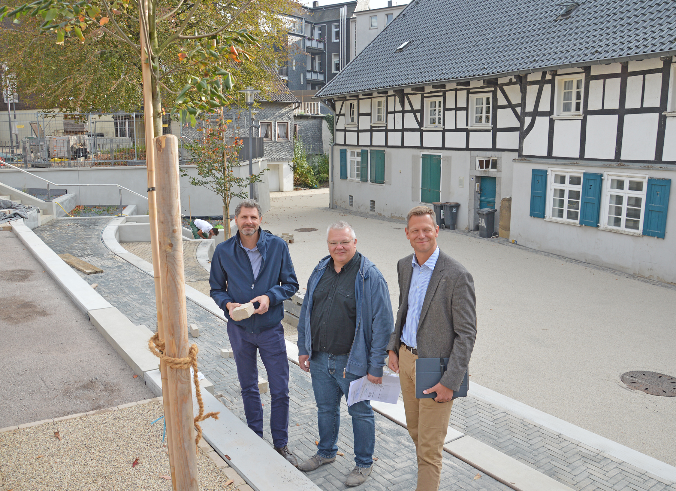 In die Sanierung und Neugestaltung des Platzes Am Offers wurden 1,86 Millionen Euro investiert. Ein Jahr dauerte die Umsetzung der Baumaßnahmen. "Der Platz ist nun 20 Prozent größer als zuvor", informierten Sven Lindemann (von rechts), Vorstand der Technischen Betriebe Velbert (TBV), Roger Rohde, Bauüberwachung bei den TBV, und Sachgebietsleiter Neubau Olaf Rakowski bei einer ersten Ortsbegehung.
