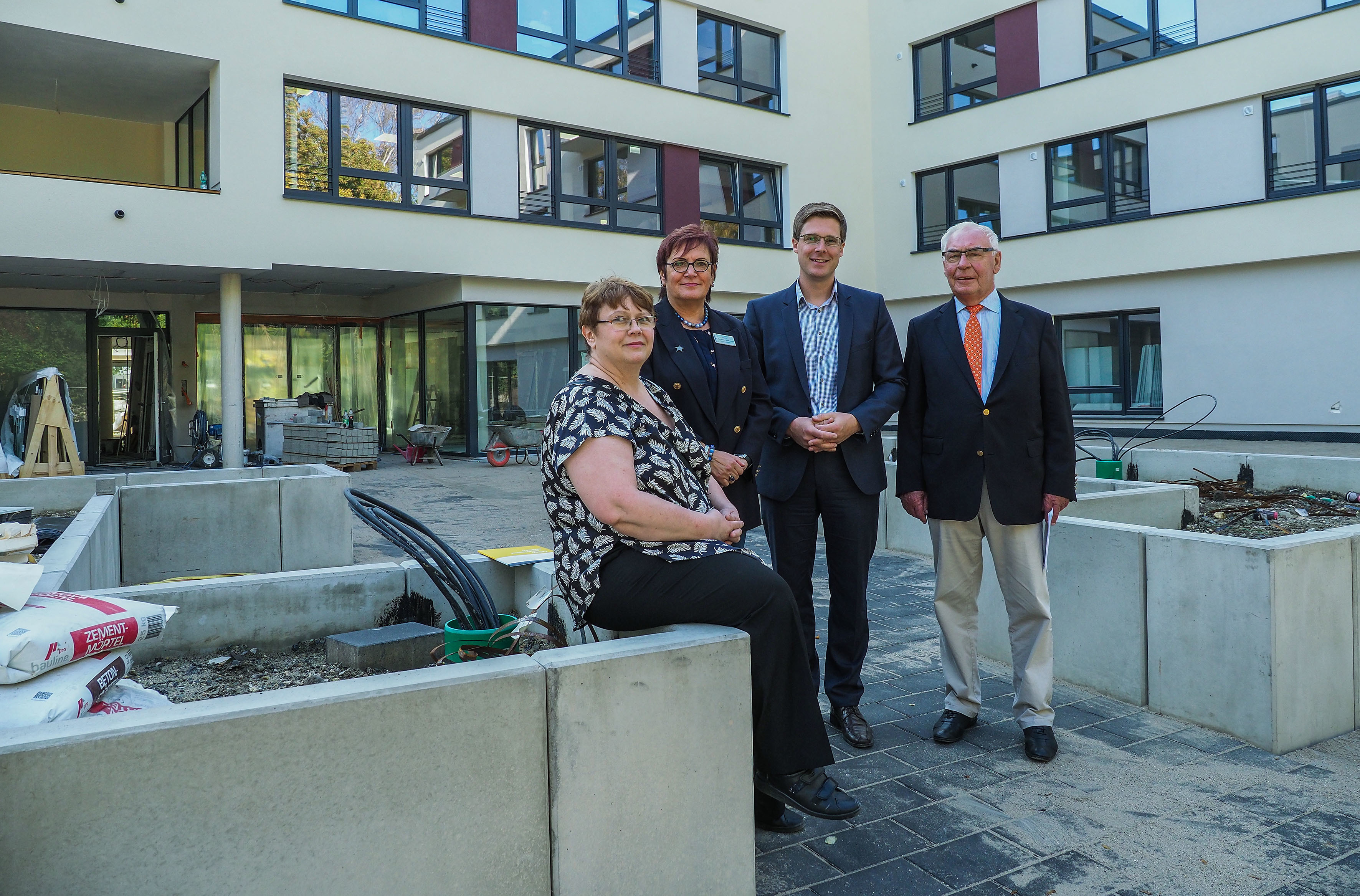 Manuela Imalis, Dr. Eva-Maria Rexhausen, Aufsichtsratsvorsitzender Heinrich Hüskes und Geschäftsführer Georg Gal vor dem Eingangsbereich des neuen Hauses.